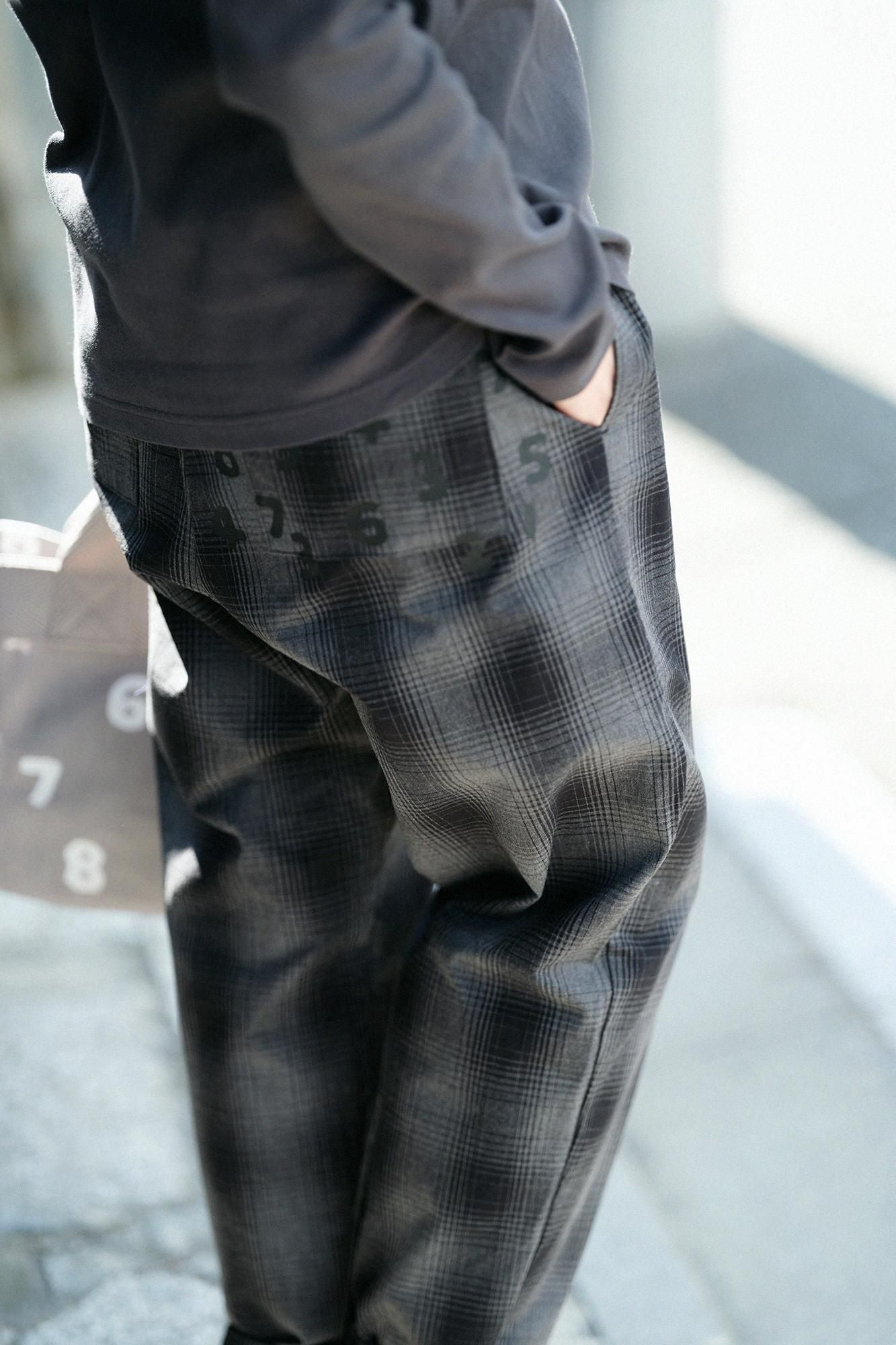 高密度防絨布 休閒窄管長褲／黑色霞格紋