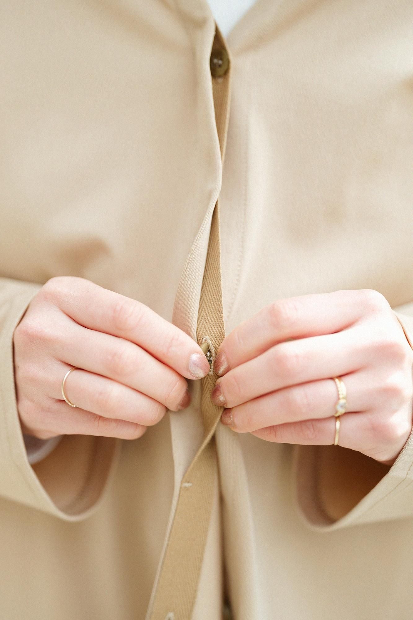 코튼 트리아세테이트 V넥 빛튜닉가디건／짙은 베이지색