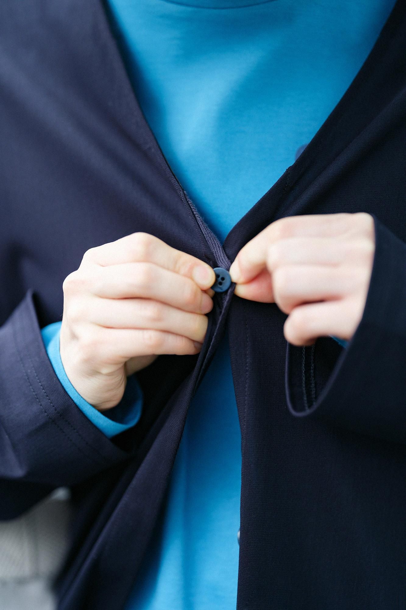 棉三醋酸纖維V領淺色長版上衣外套/黑藍色