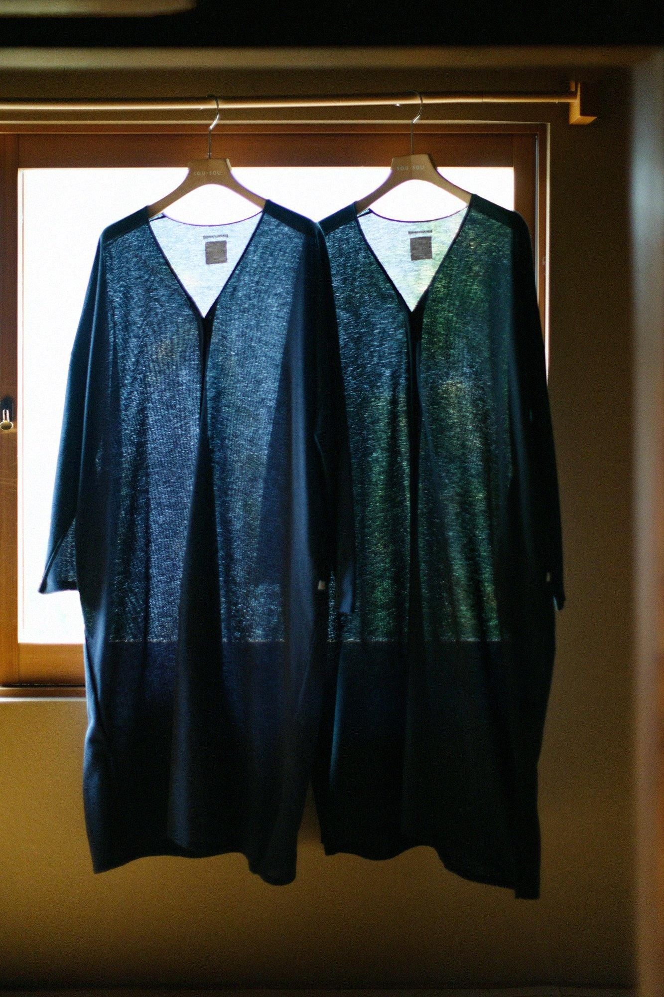 綿麻混 リランチェ(R) Vネック ライトコート／濡羽色（ぬればいろ）