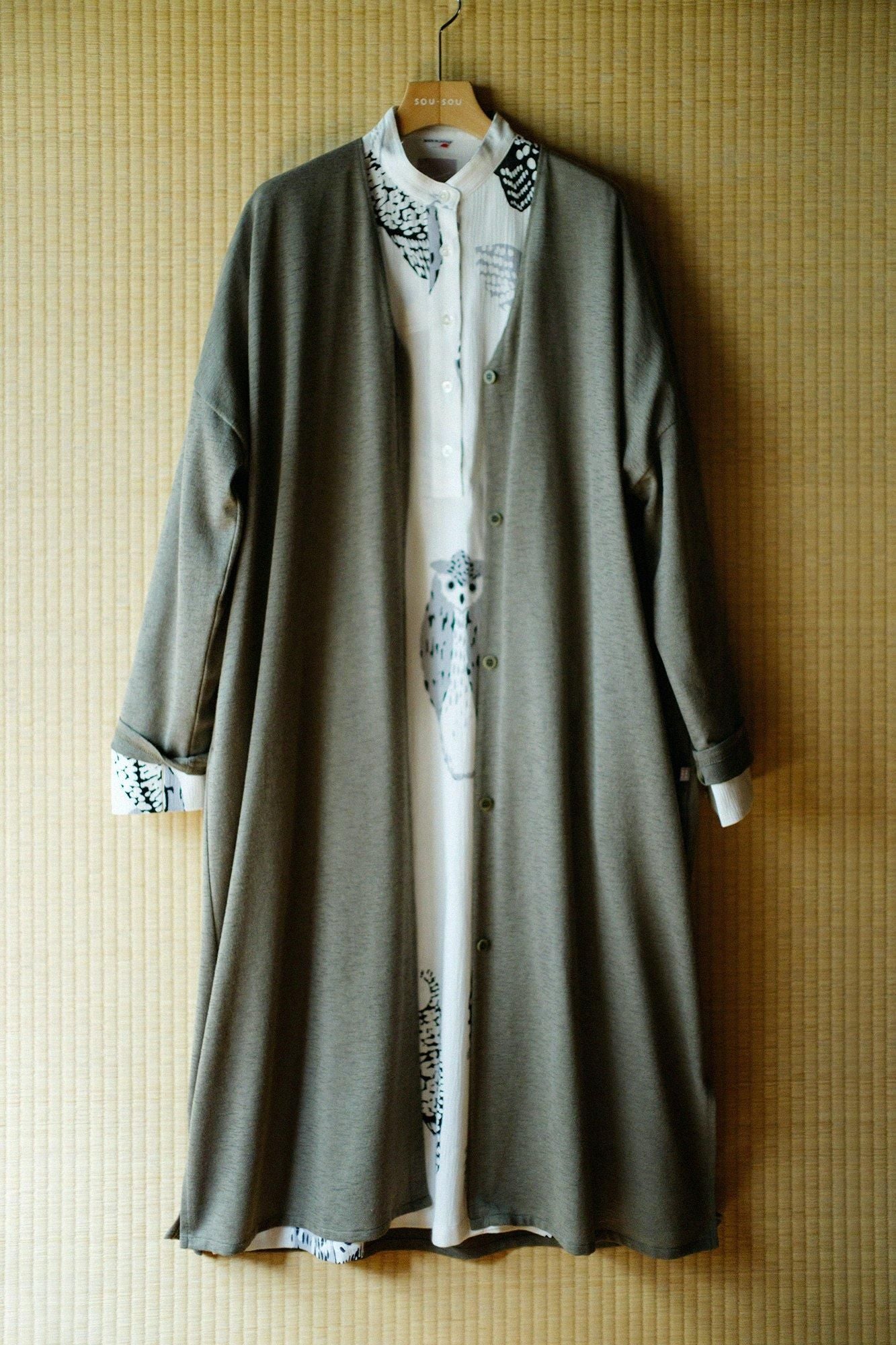 綿麻混 リランチェ(R) Vネック ライトコート／柳茶（やなぎちゃ）