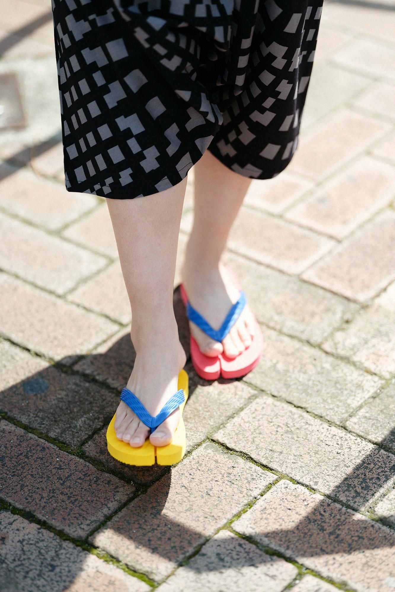 千日足袋／京緋色（きょうひいろ）×柑子色（こうじいろ）