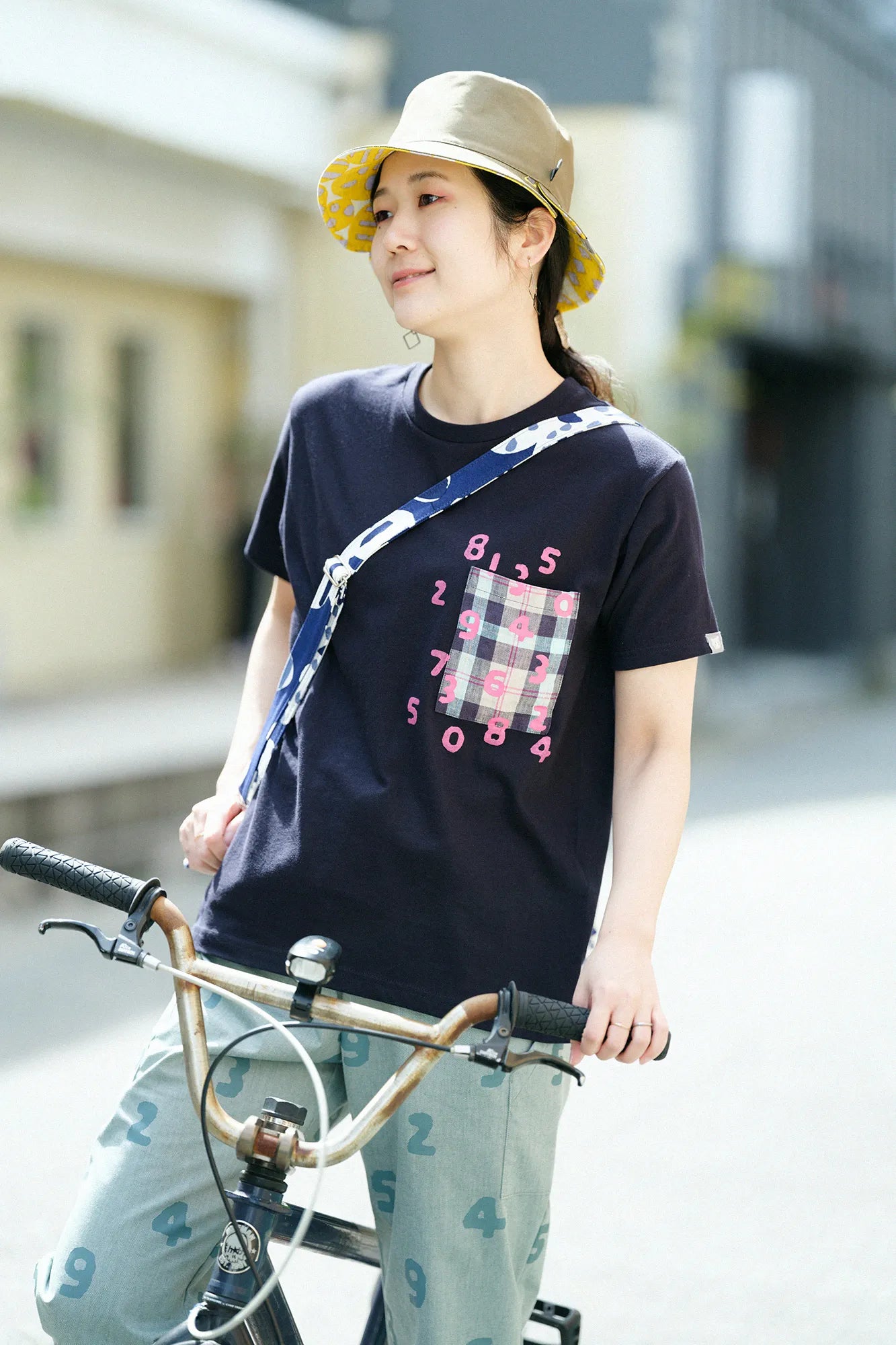 【4월 28일경 발송 예정】반팔 포켓 T셔츠[5.0]/네이비×SO-SU-U곤(곤)