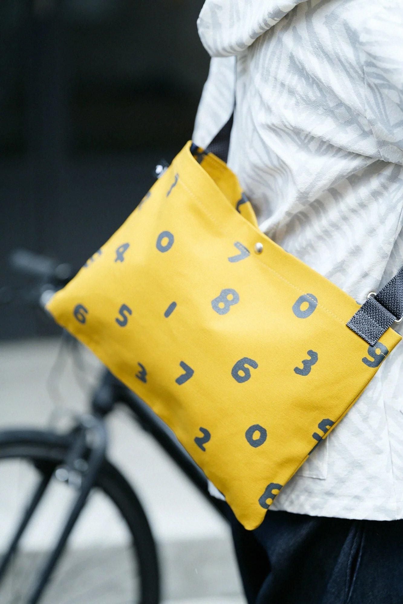 帆布 サコッシュ／SO-SU-U 芥子色（からしいろ）×濃灰（こいはい）