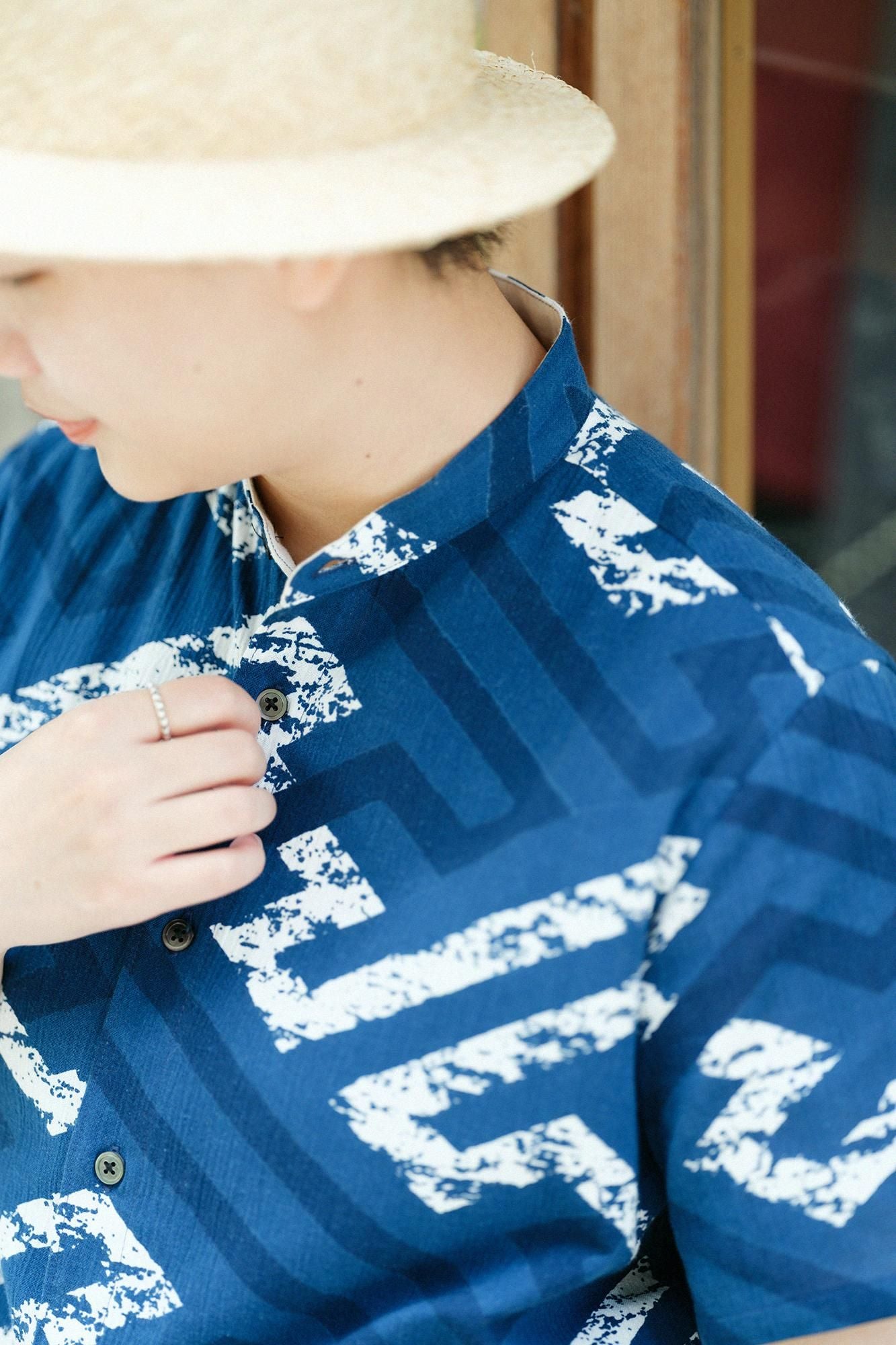 SOU SOU 高島縮 20/20 藍捺染 スタンドカラー半袖シャツ 牡丹華 L net限定】高島縮 20/20 藍捺染（あいなせん） スタンドカラー