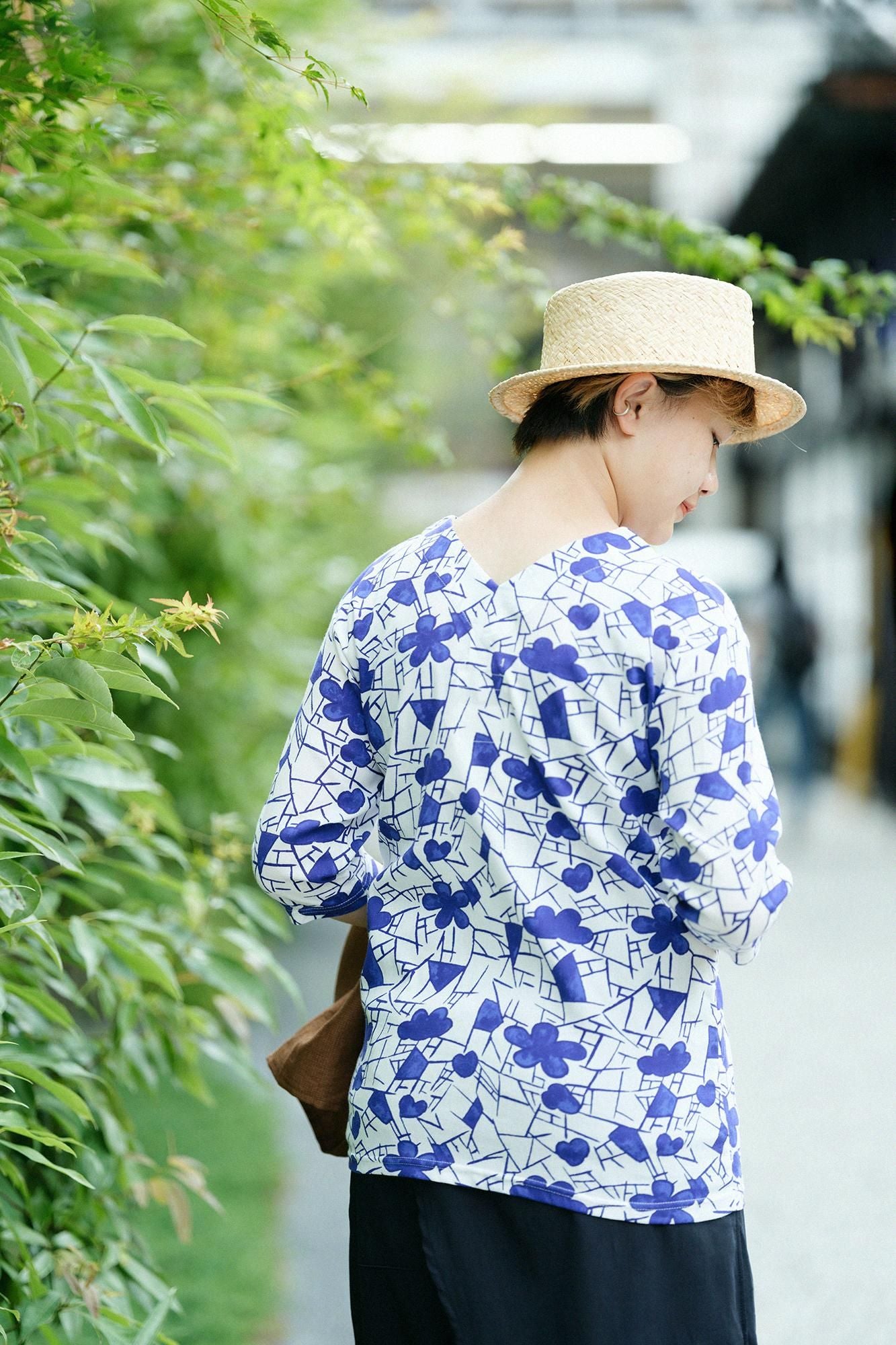 Chizimi Cotton 40/40 V-neck Shirt Elbow Length Sleeve / Underglaze cobalt blue, Plum Blossoms and Cracked-ice - recreation