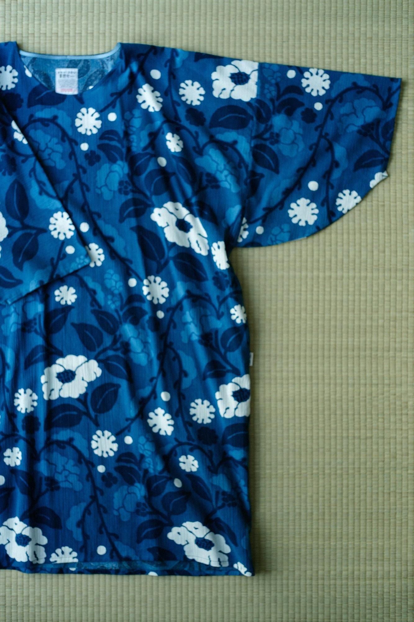 高島縮棉 20/20 藍捺染 圓弧袖長方形洋裝／雪柳與椿