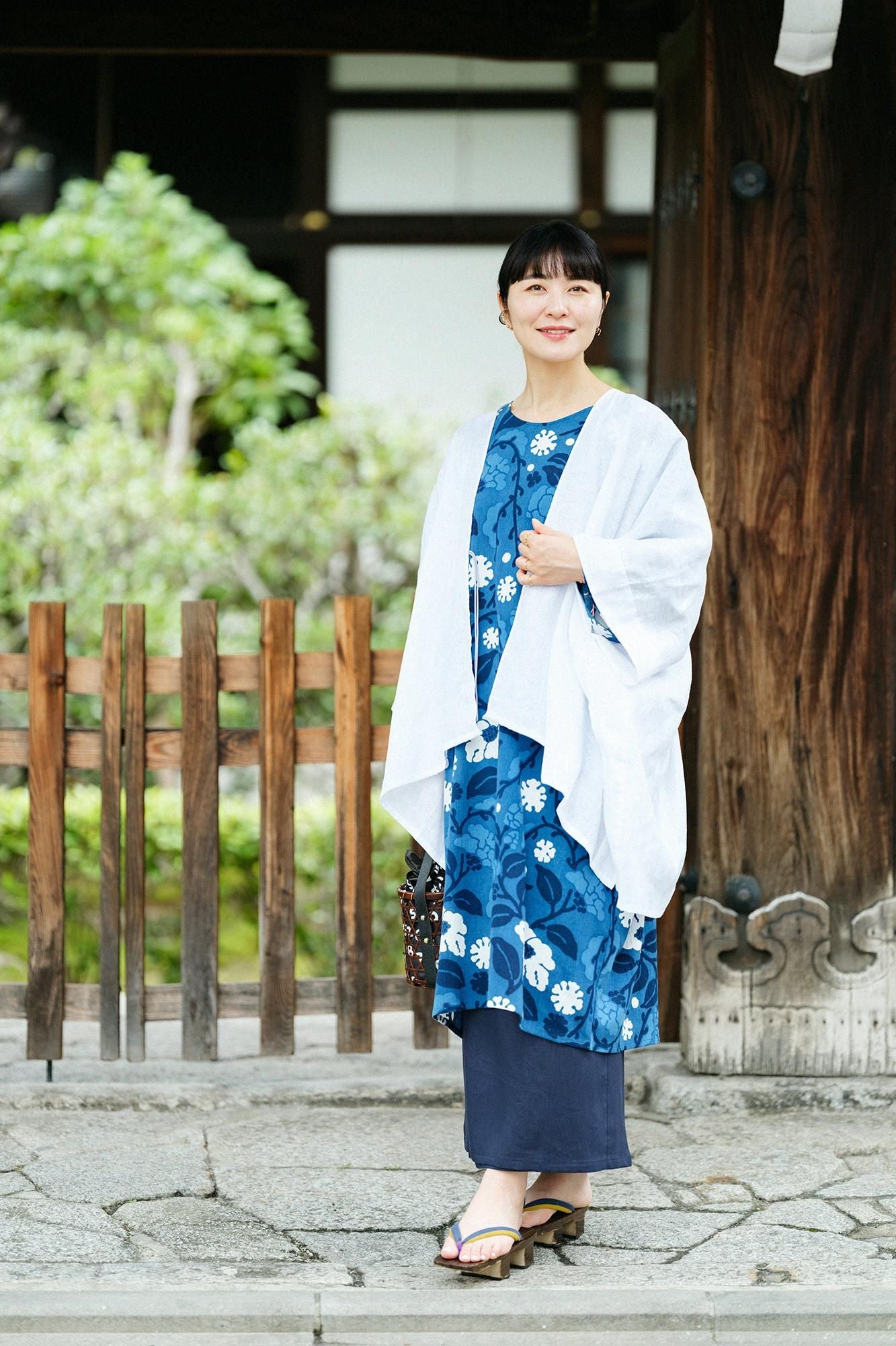 高島縮棉 20/20 藍捺染 圓弧袖長方形洋裝／雪柳與椿