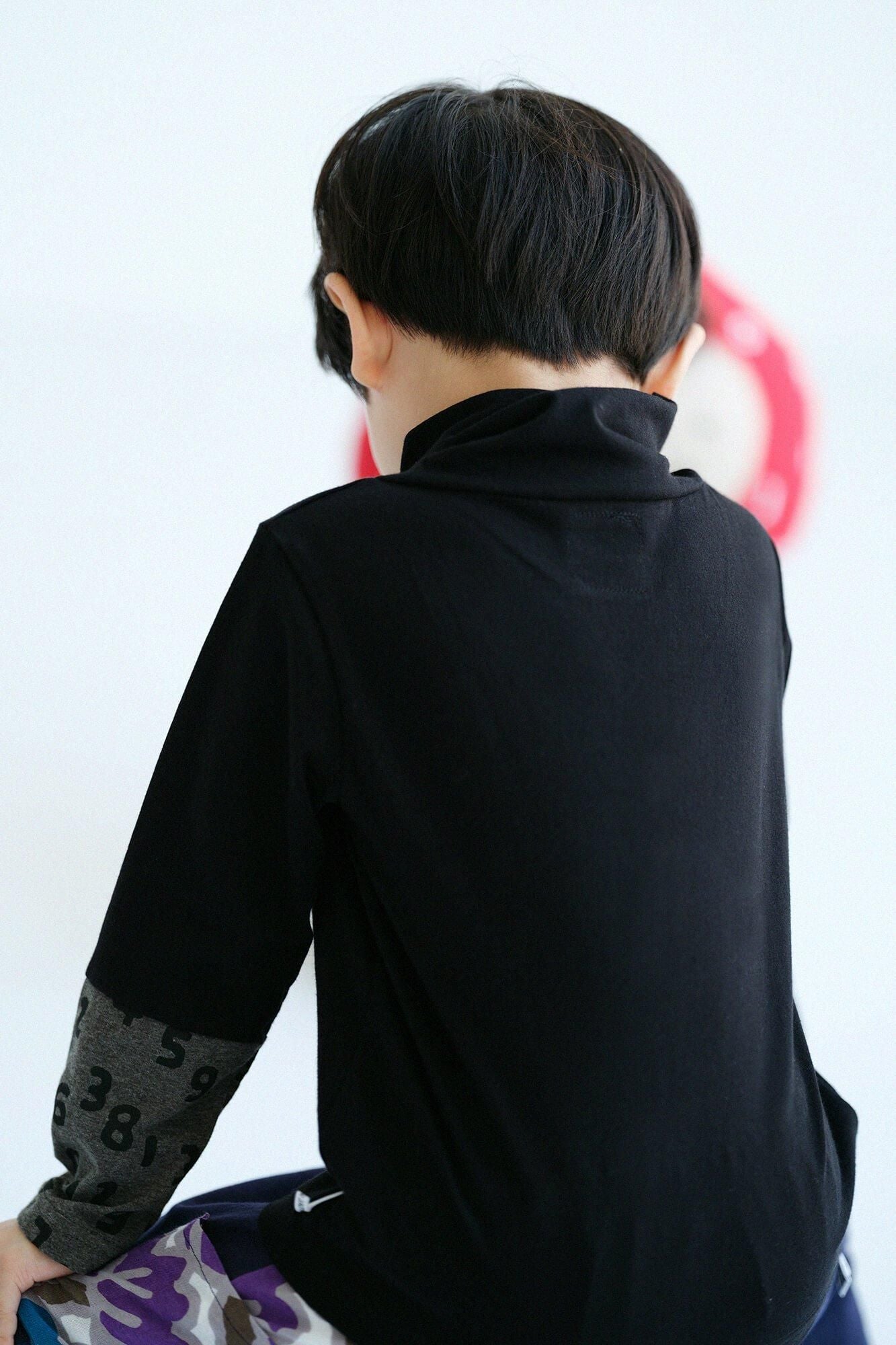 ●雙色袖 上衣／黑色×SO-SU-U十數 昆