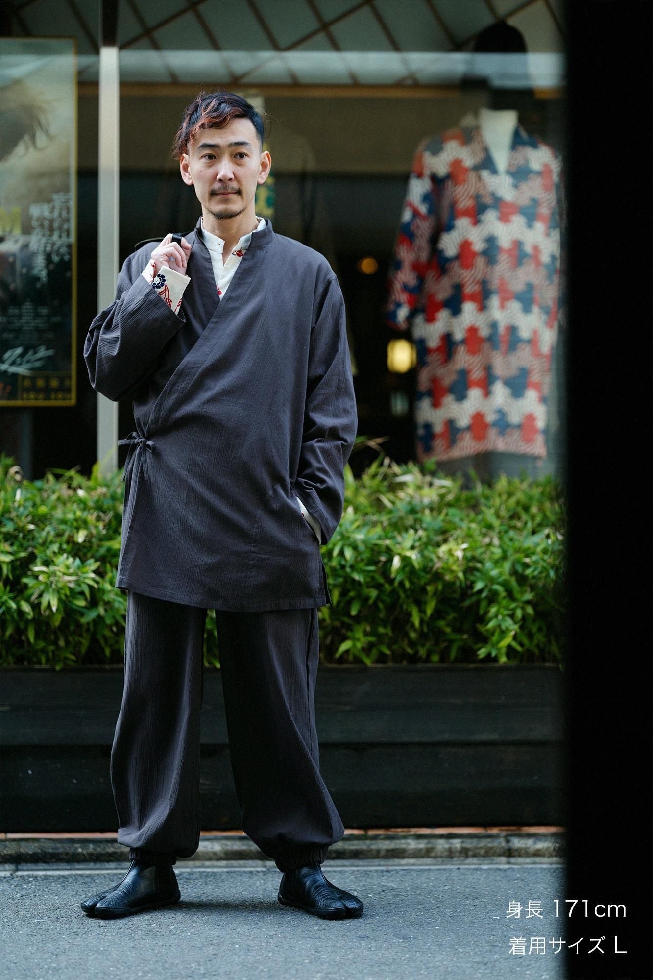 高島縮 20/20 手柄作務衣（たかみさむえ）／濃灰（こいはい）