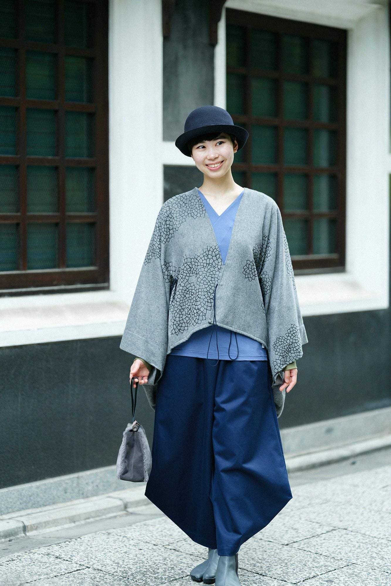 V-neck Shirt Bi-color Sleeve 30 Count Single Yarn / Light Greyish Blue × Moss Green