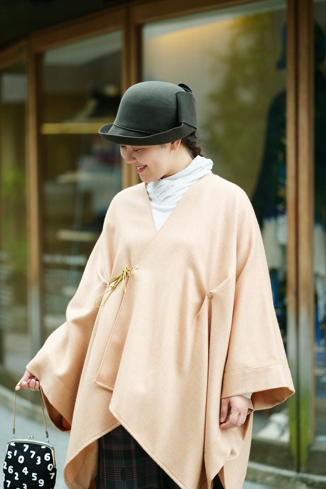 梳毛（そもう） 綾織（あやおり） きさらぎ／赤香色（あかこういろ）