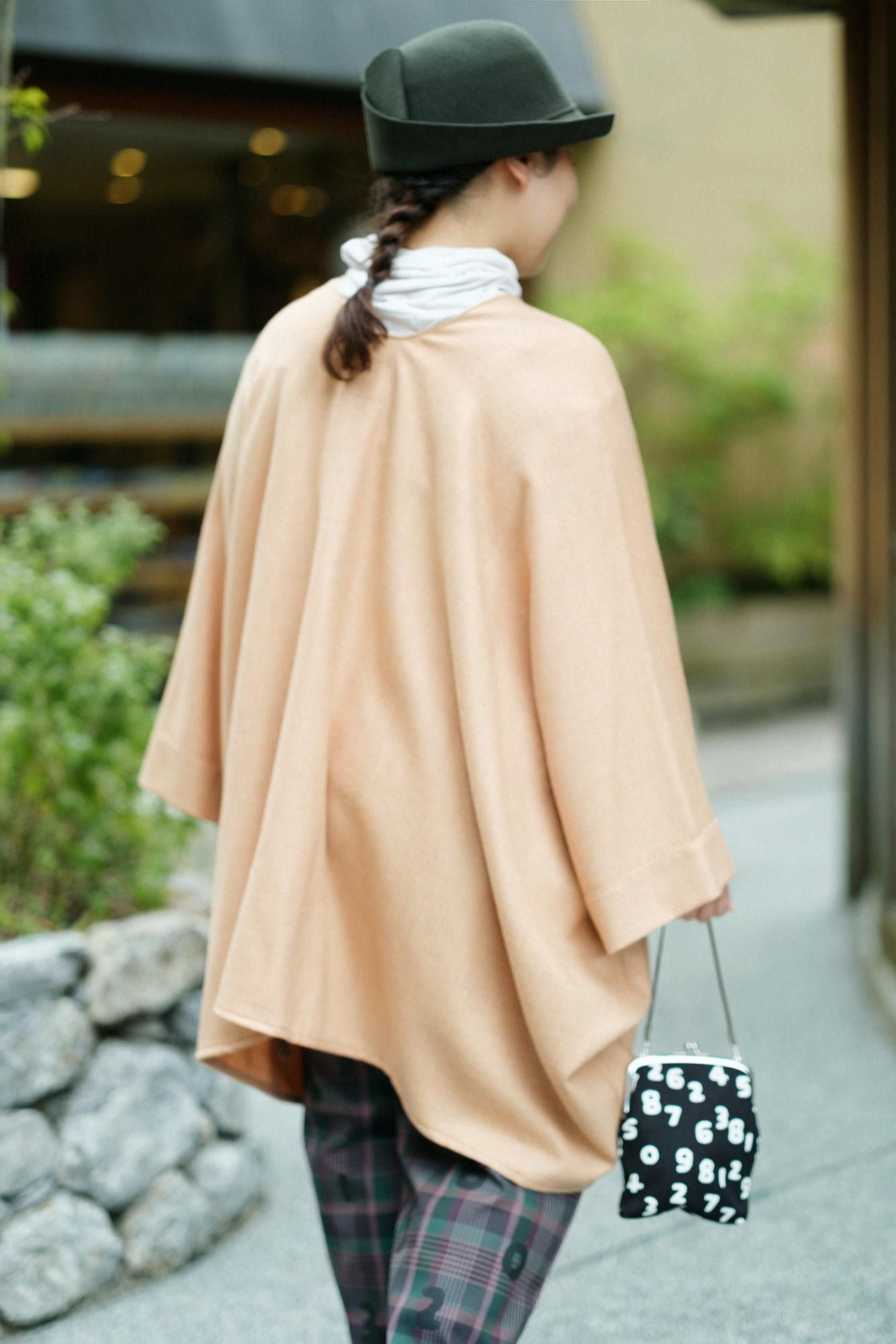 梳毛（そもう） 綾織（あやおり） きさらぎ／赤香色（あかこういろ）