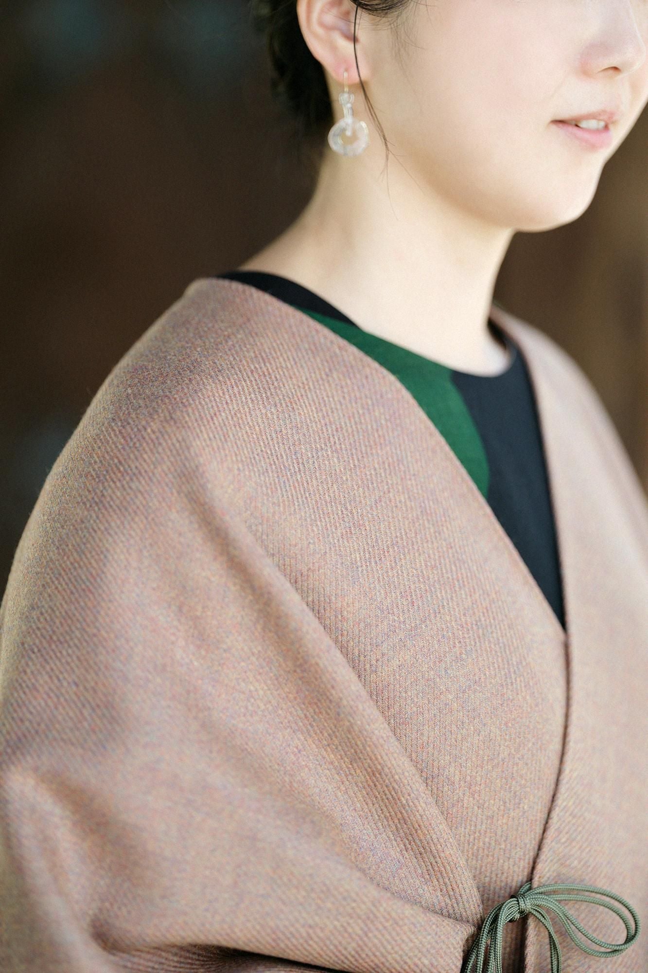 梳毛（そもう） 綾織（あやおり） きさらぎ／丁字茶色（ちょうじちゃいろ）