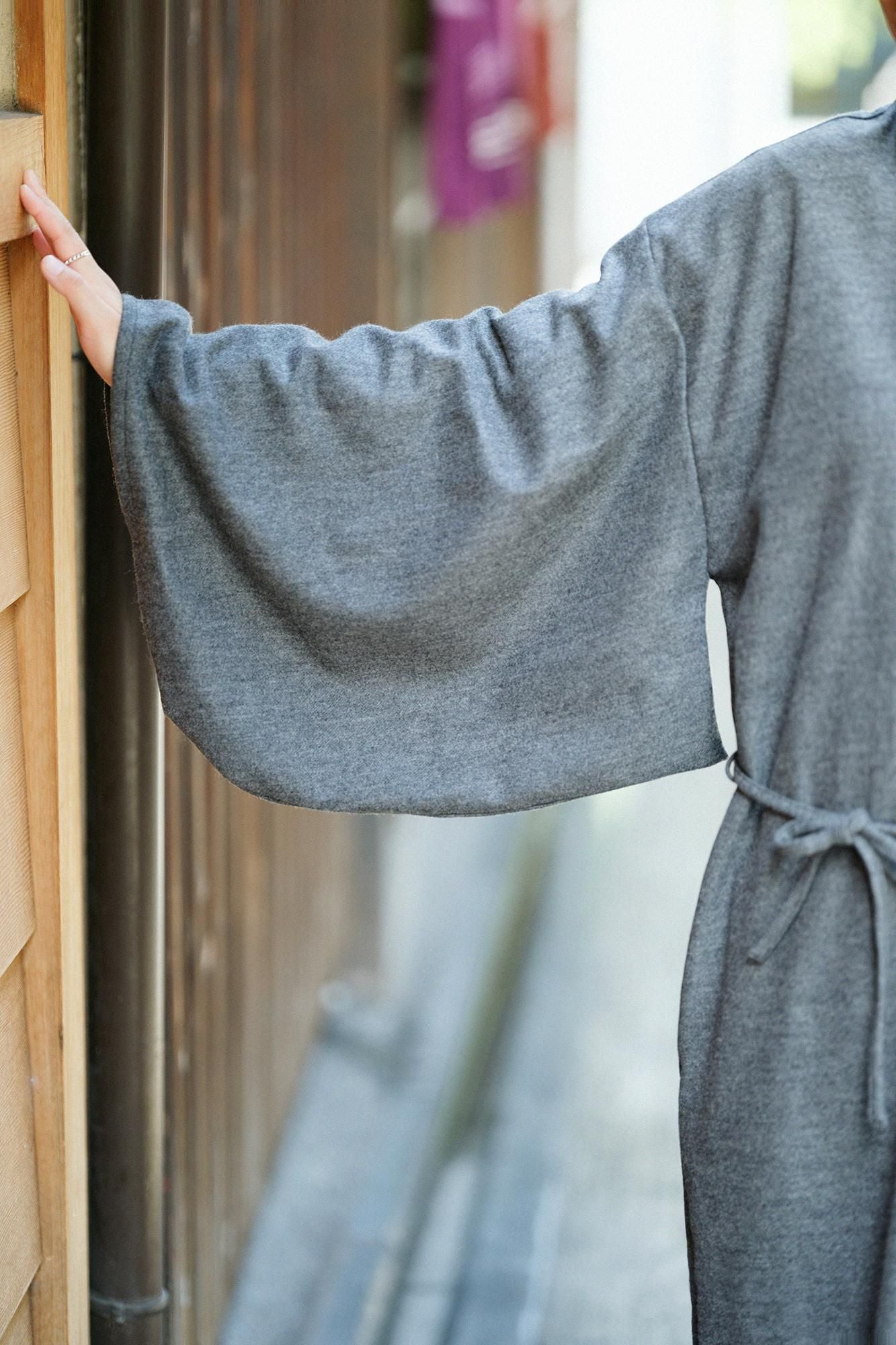 【net限定】梳毛（そもう） 綾織（あやおり） 薙刀かり衣（なぎなたかりごろも） 裏勝り（うらまさり）／濃灰（こいはい）×SO-SU-U