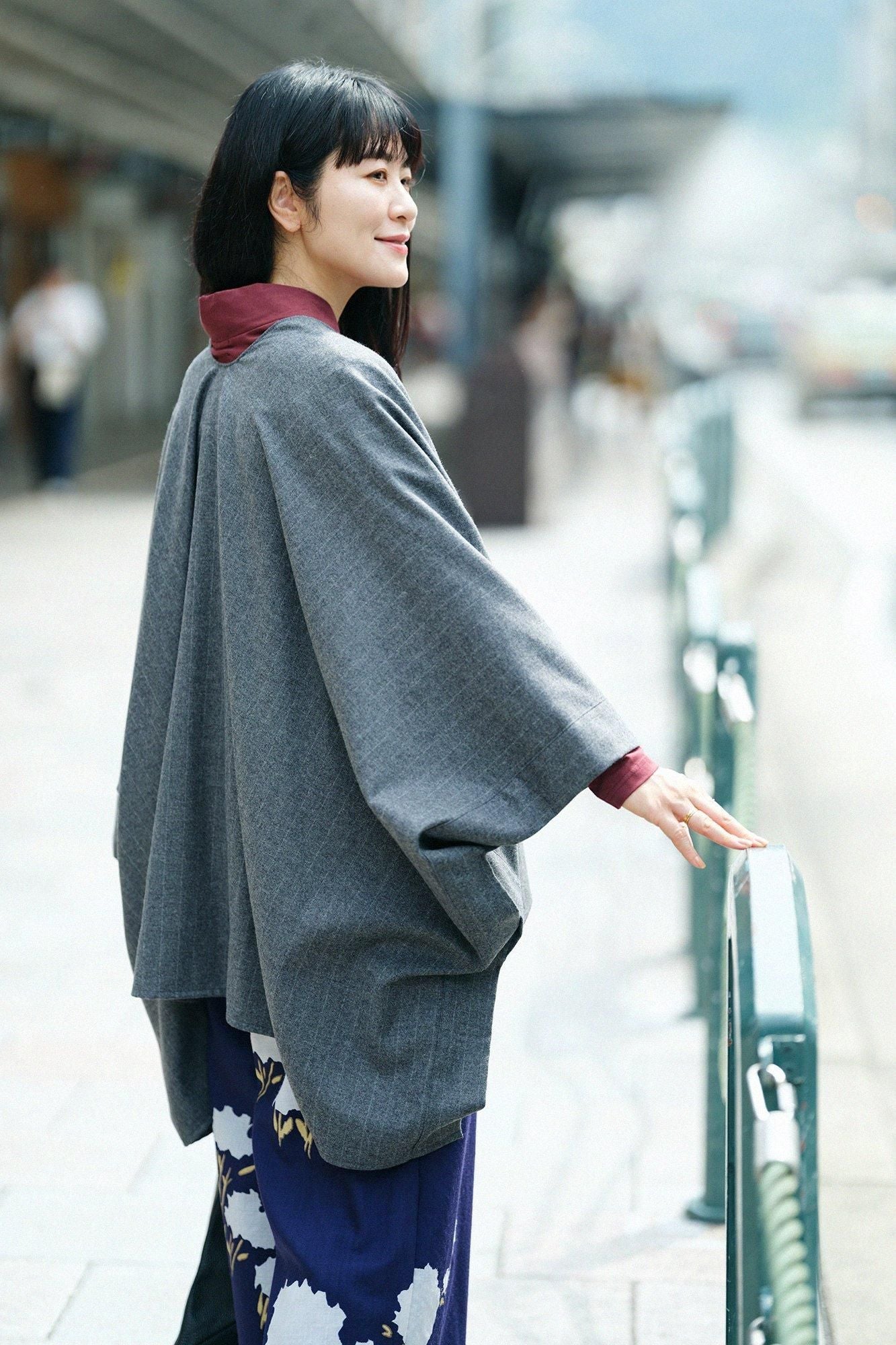 梳毛條紋 如月披風斗篷／深灰色