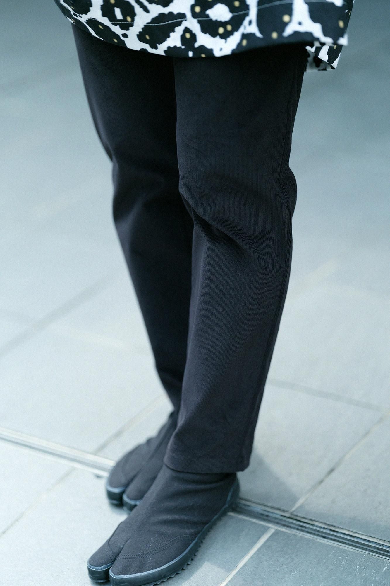 Shin Corduroy Slightly Slim-type Leggings Pants / Black