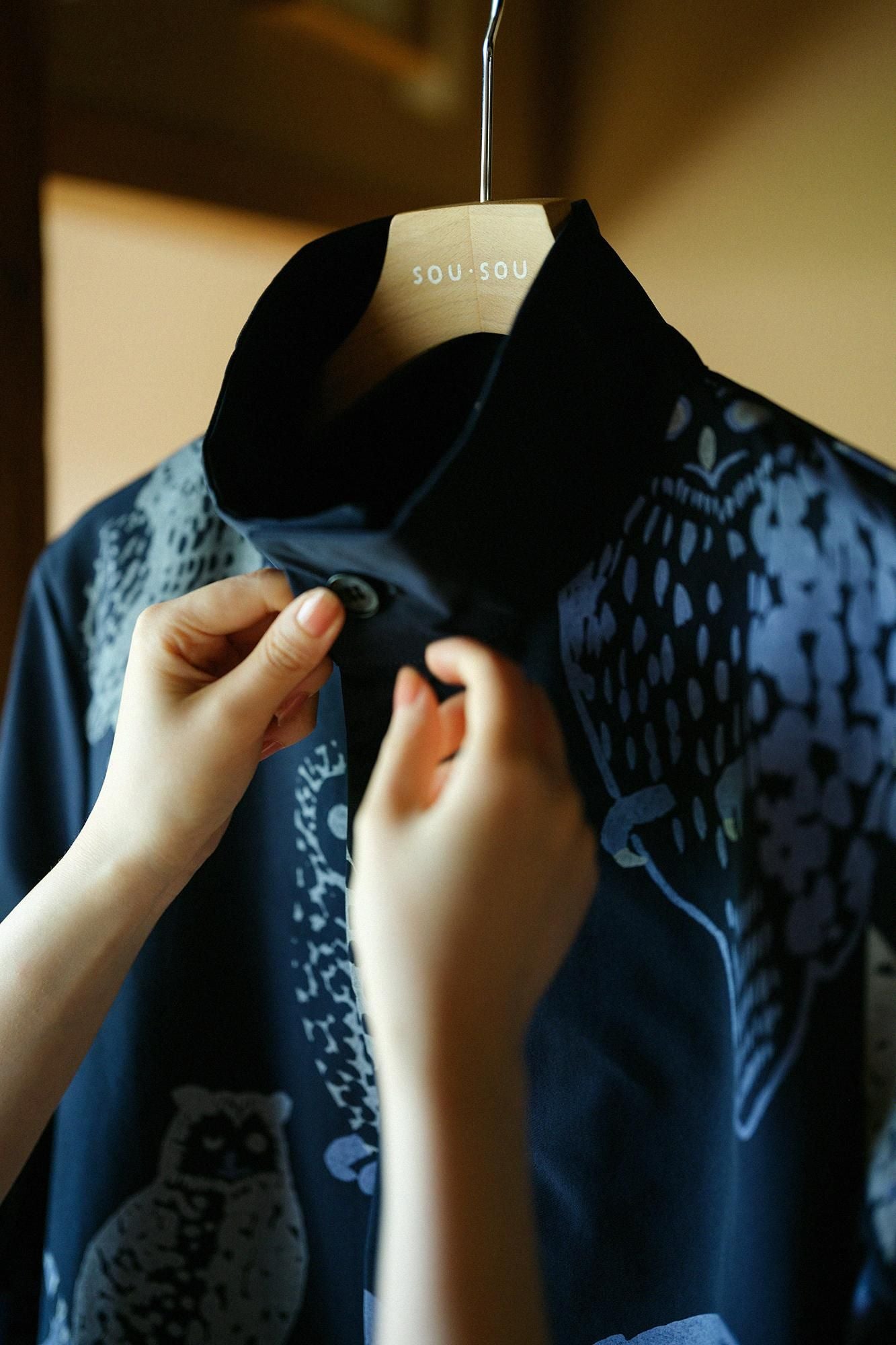 SOU.SOUフクロウ柄 ロングコート新品未使用　Mサイズ net限定】ウェザークロス スタンドカラー ロングコート／ふくろう 深紺