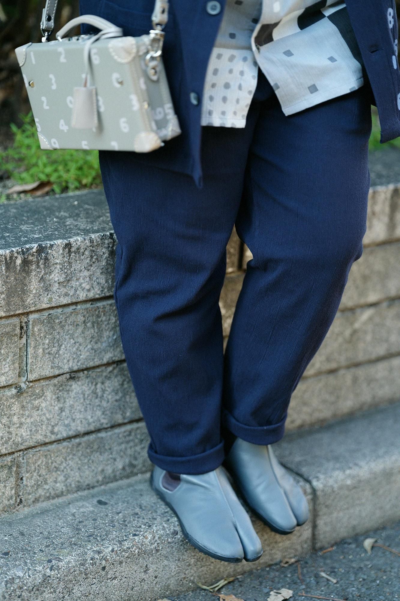 高島縮棉20/10 珠地型押加工休閒窄管長褲/藍黑色