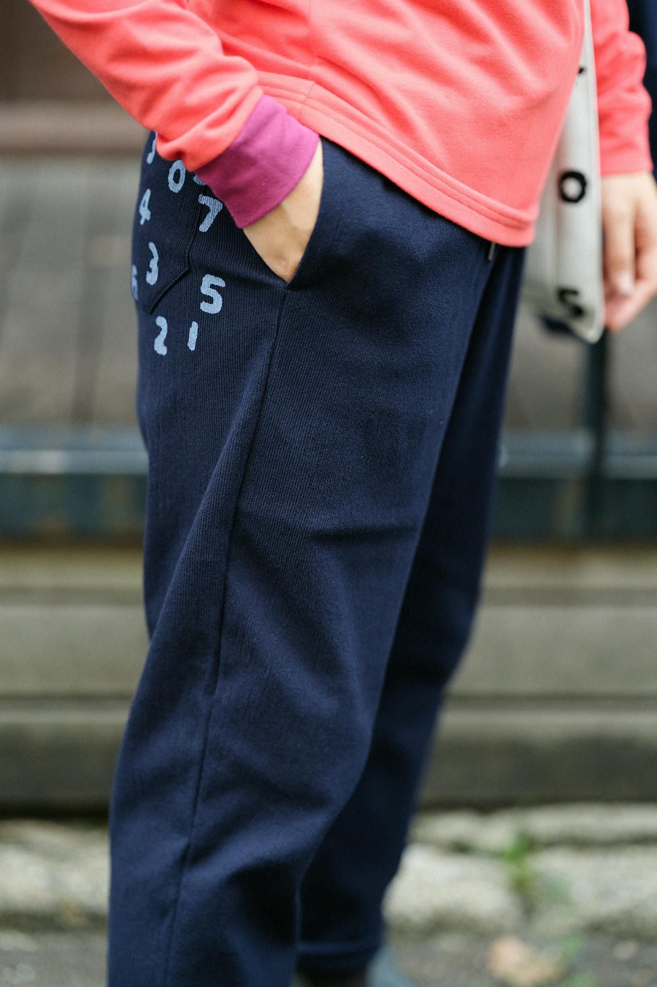 高島縮棉20/10 珠地型押加工休閒窄管長褲/藍黑色