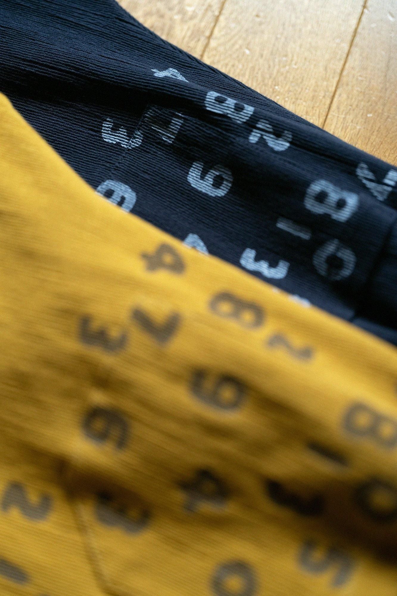 高島縮棉20/10 珠地型押加工休閒窄管長褲/藍黑色