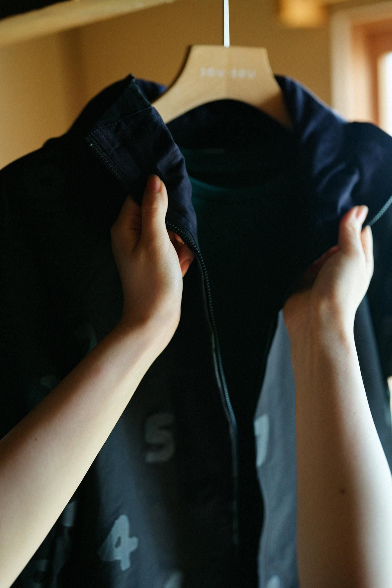 防潑水強撚蜜桃絨連帽外套/ SO-SU-U十數黑色