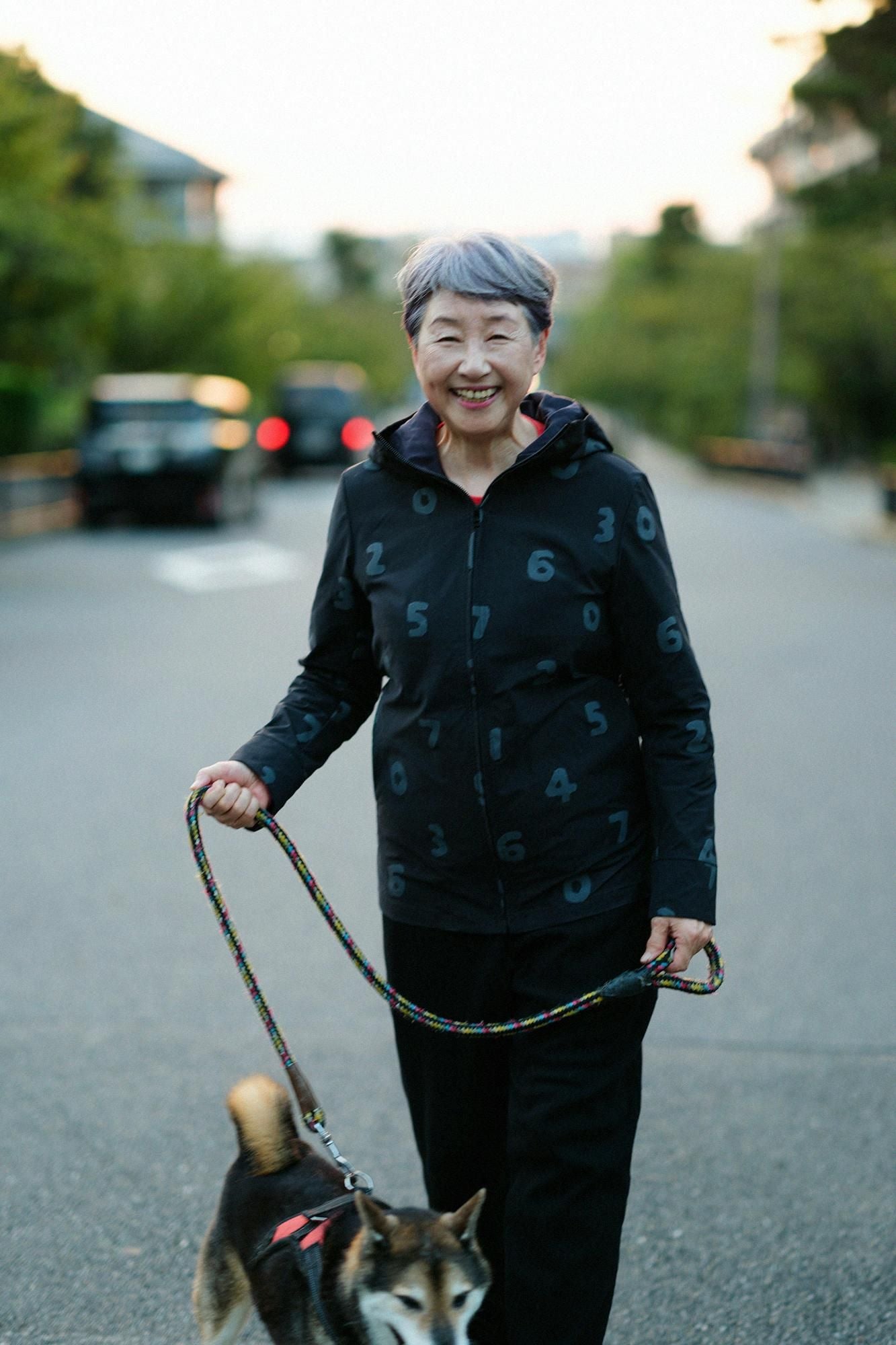 防潑水強撚蜜桃絨連帽外套/ SO-SU-U十數黑色