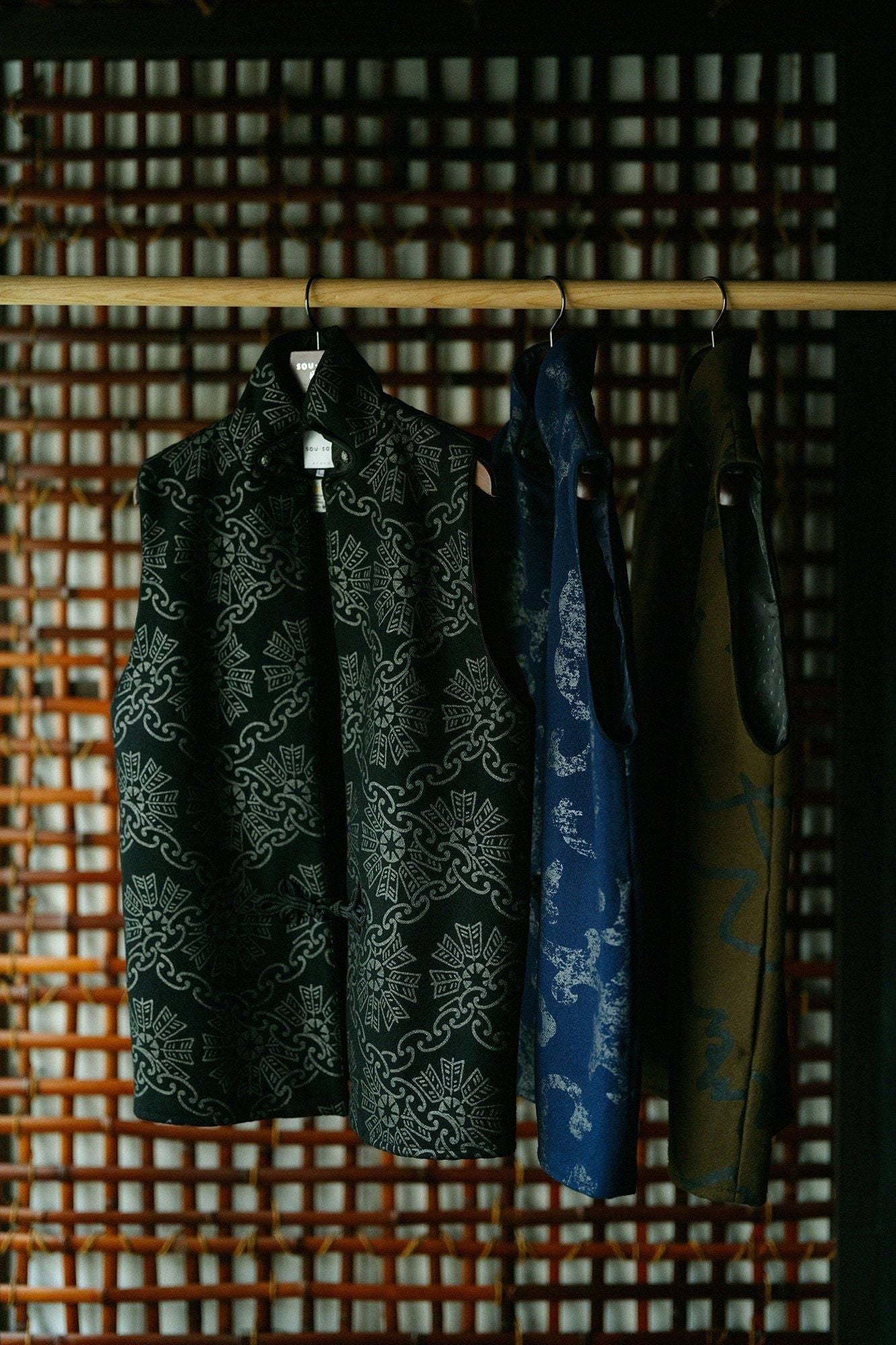 SOU・SOU【未使用品】陣羽織 環繋ぎ矢車文濡羽色 ベスト ウールメルトン 陣羽織（じんばおり）／環繋ぎ矢車文（かん