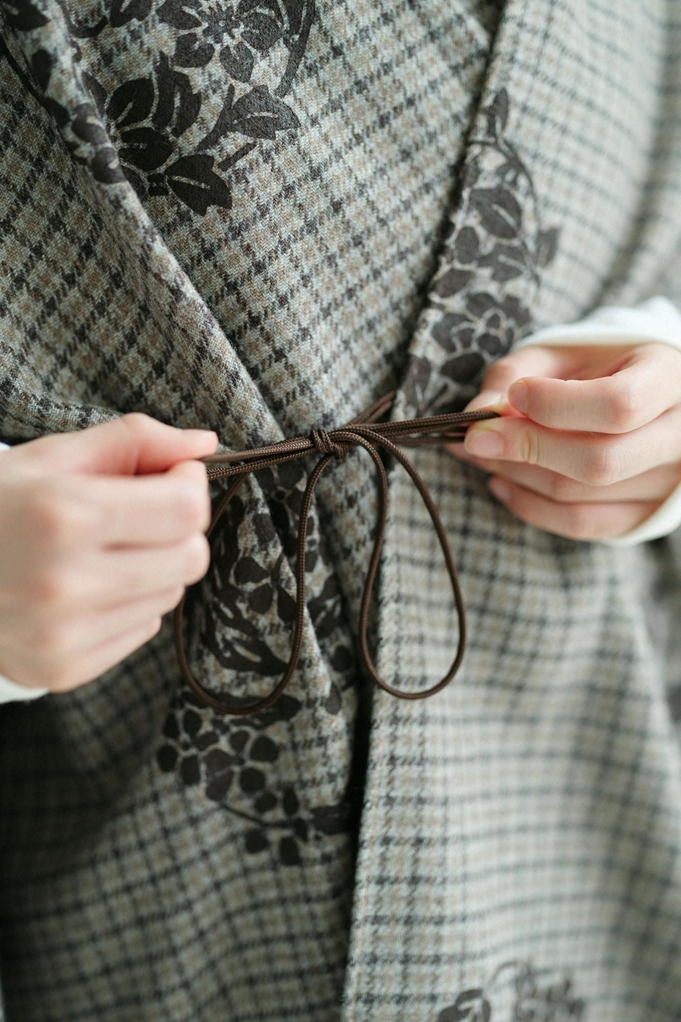 트위드 코우시오리 키사라기／하나마루 문양 치라시와 여백 소나무 염색 (Matsusomeiro) X Birch Brown (Bicker Brown)