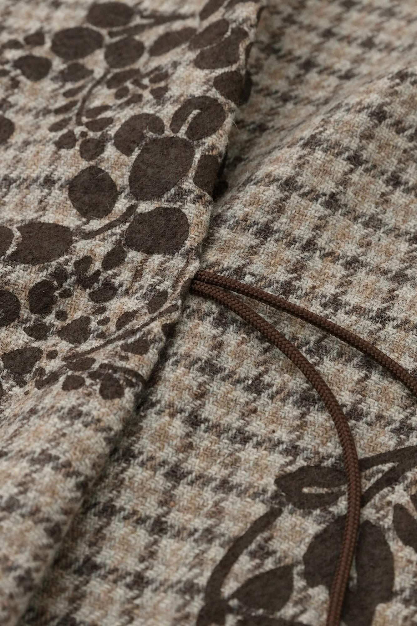 트위드 코우시오리 키사라기／하나마루 문양 치라시와 여백 소나무 염색 (Matsusomeiro) X Birch Brown (Bicker Brown)