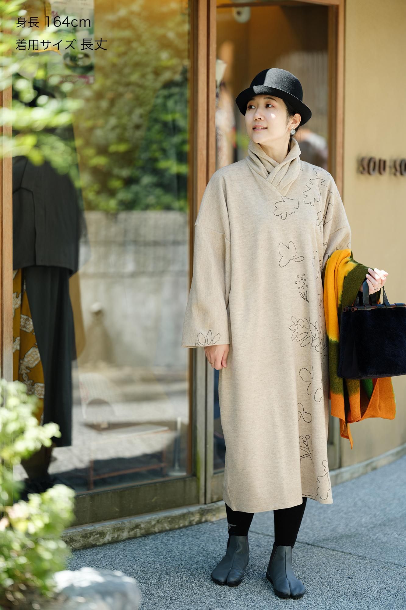 壓縮雙面編高領圓弧袖長方形洋裝/里山（Satoyama） 波動和留白丁子色