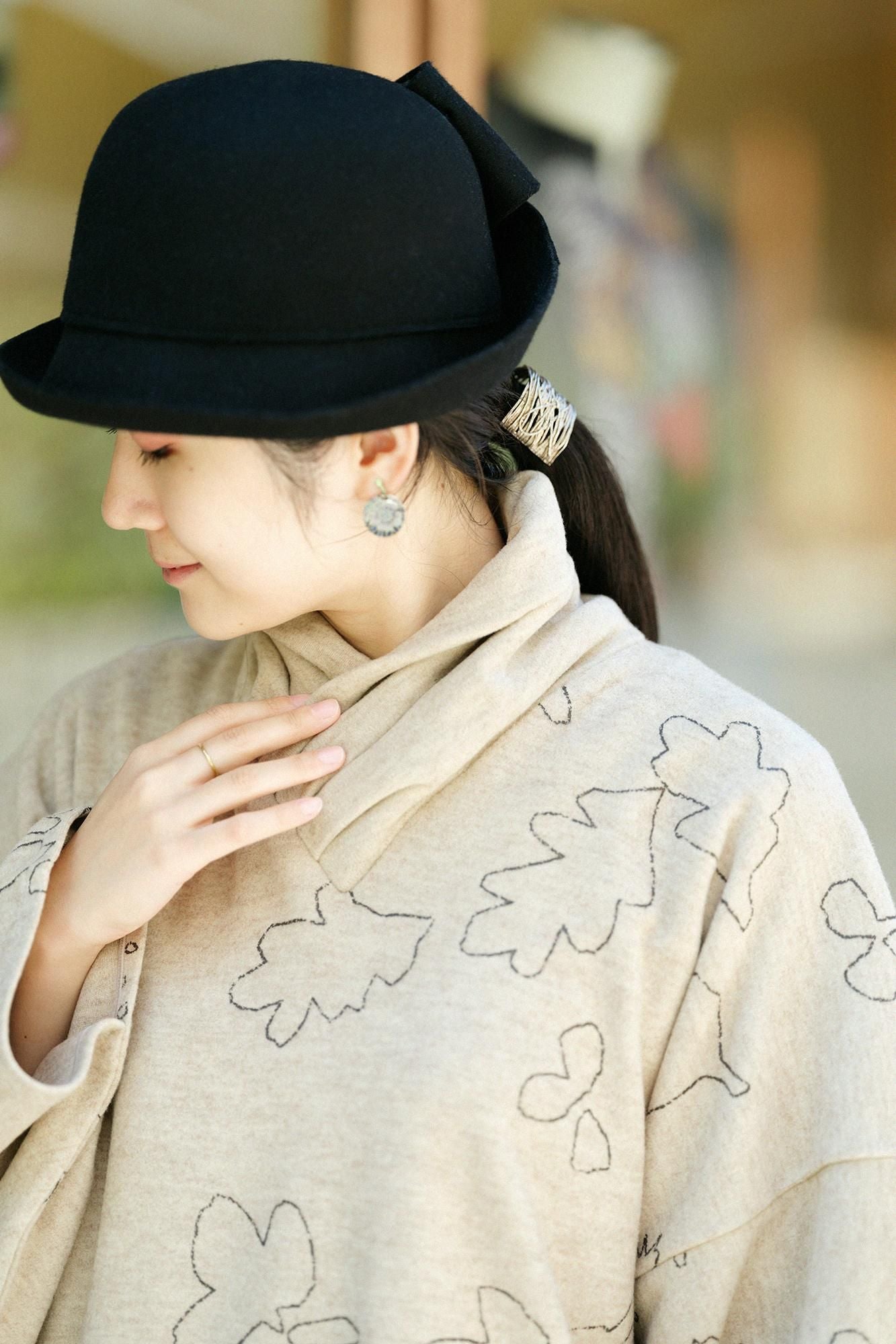 壓縮雙面編高領圓弧袖長方形洋裝/里山（Satoyama） 波動和留白丁子色