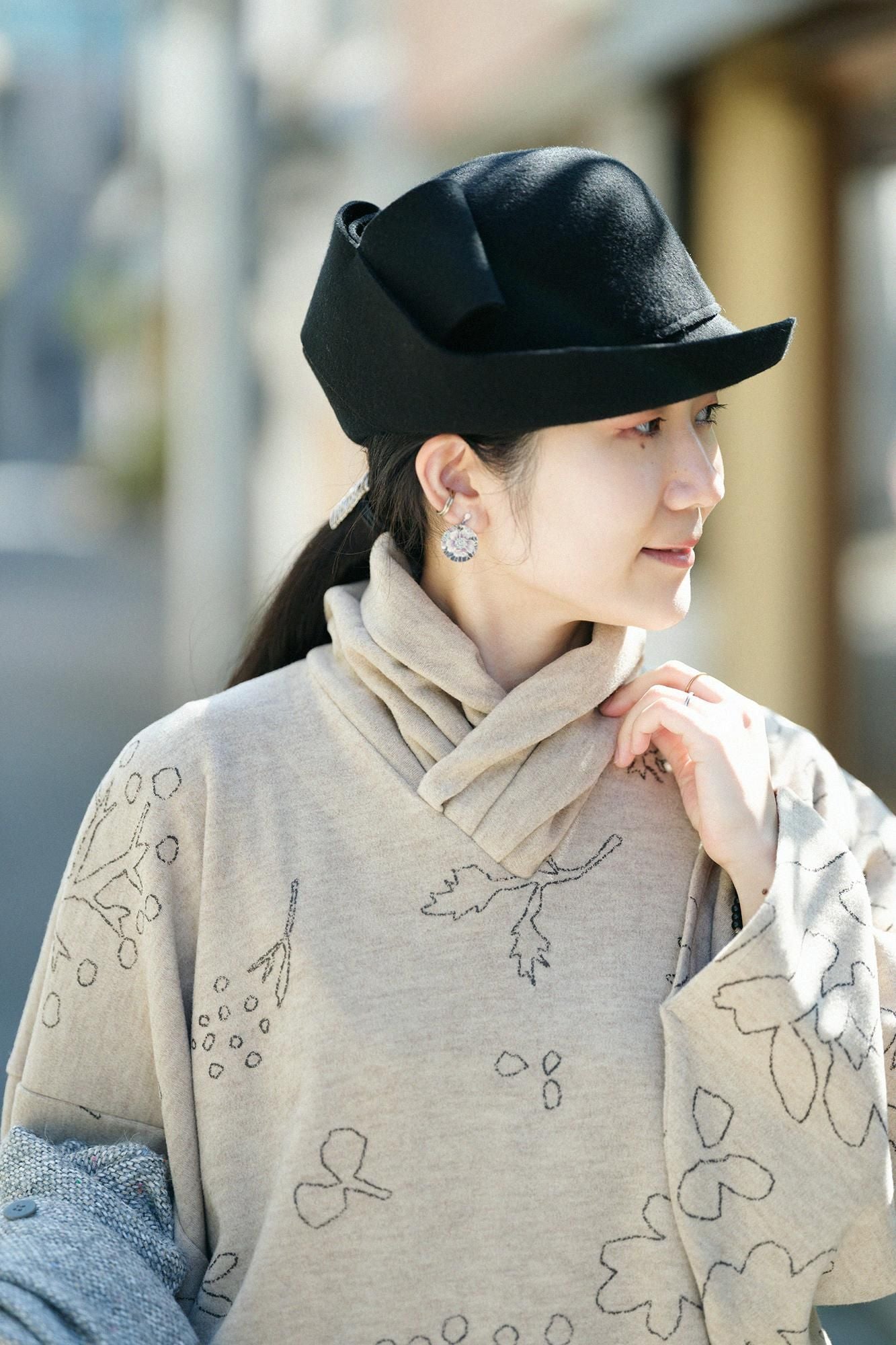 圧縮 両面編（りょうめんあみ） 衿巻薙刀長方形衣（えりまきなぎなたちょうほうけい）／里山（さとやま） ゆらぎ 丁子色（ちょうじいろ）