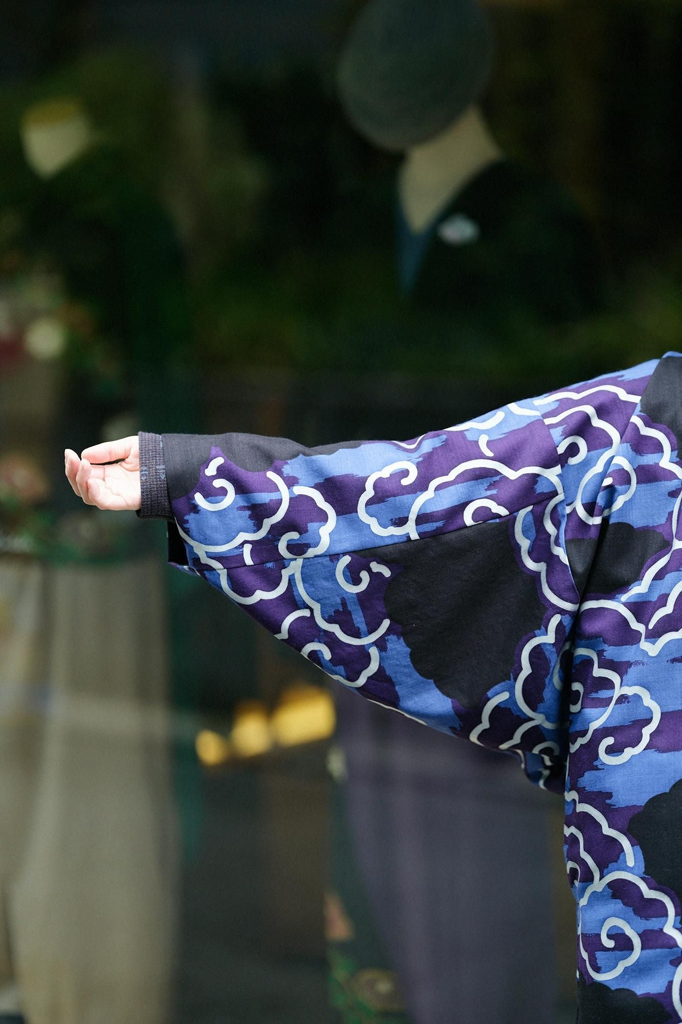 Combed Yarn×Muslin Wool Triangular Sleeve Coat Reversible / Black×Dragon-like Cloud