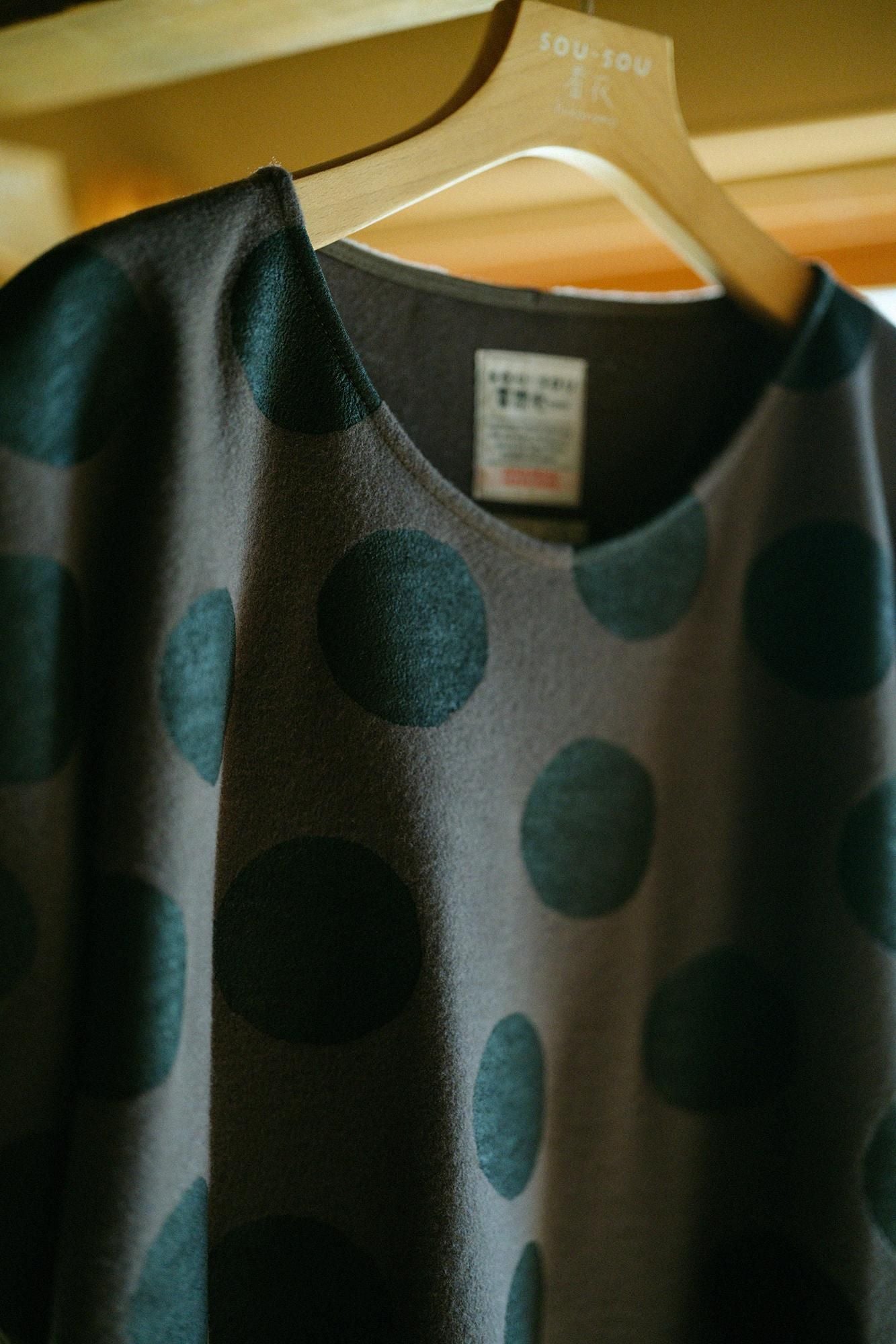 【官網限定】壓縮雙面編長方形洋裝/圓點深灰色