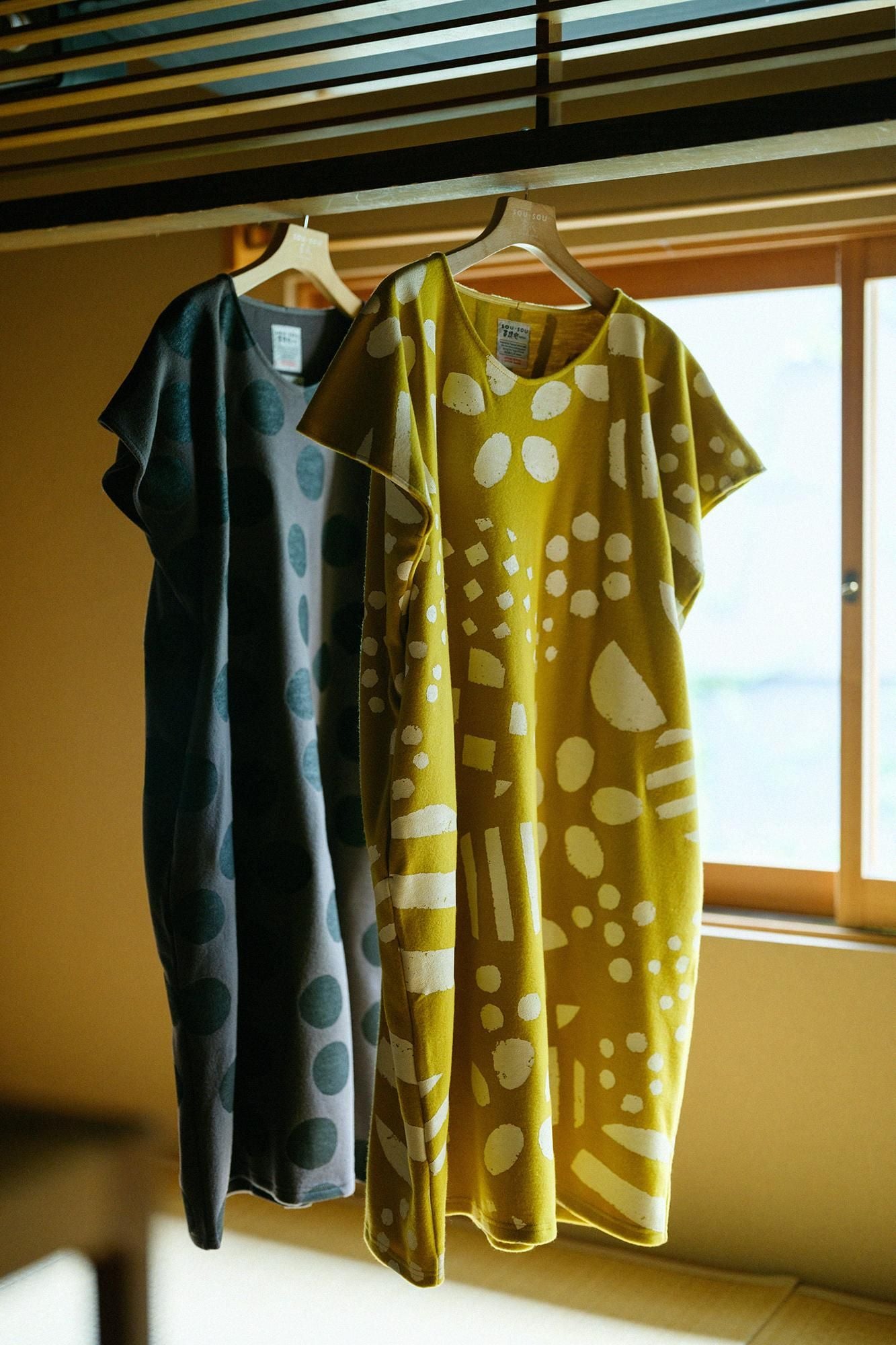 【官網限定】壓縮雙面編長方形洋裝/圓點深灰色