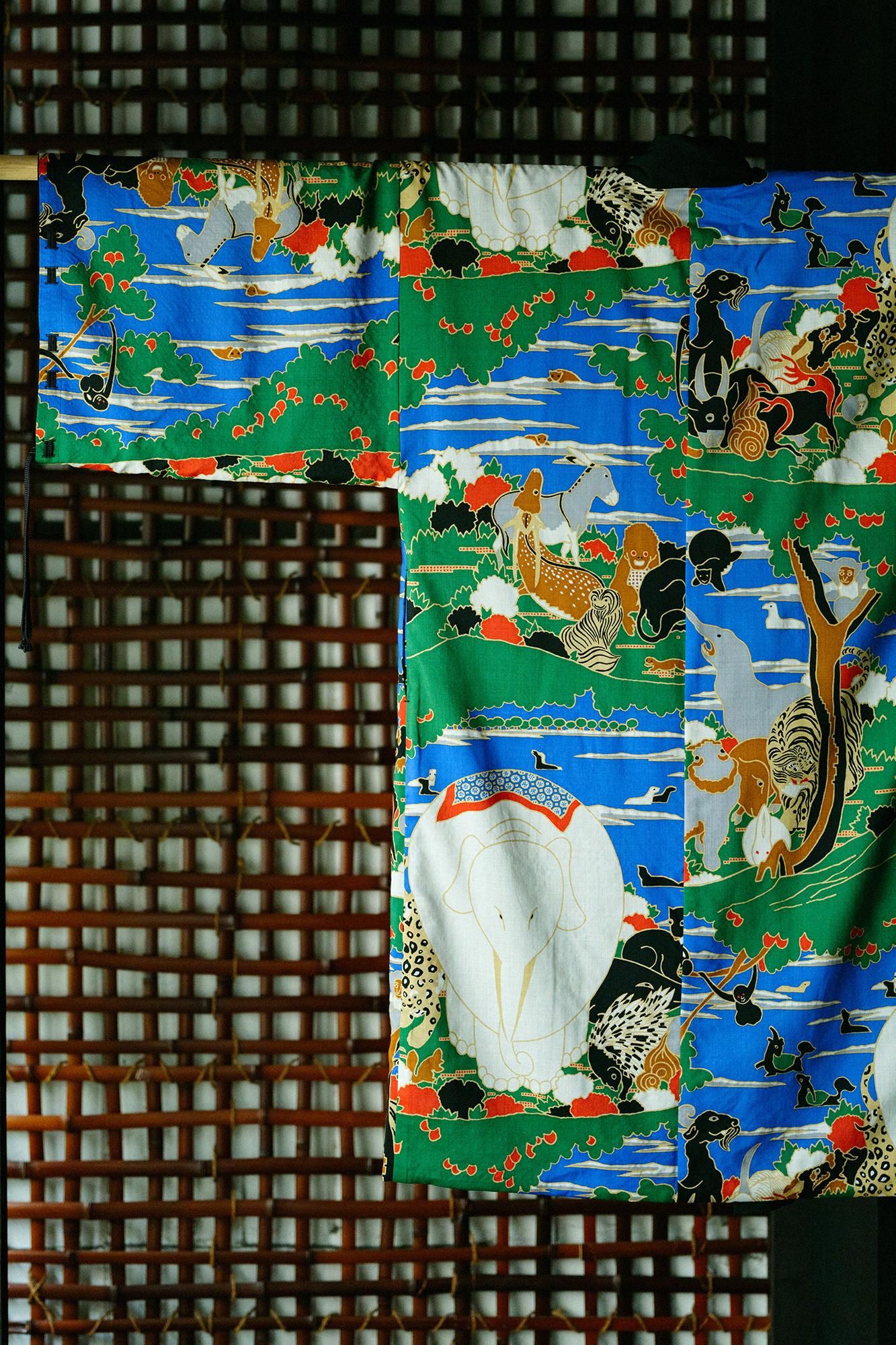 梳毛（そもう）×モスリン 宮中袖（きゅうちゅうそで） 可逆（かぎゃく）／濡羽色（ぬればいろ）×若冲 鳥獣花木図屏風（ちょうじゅうかぼくずびょうぶ） 写し2