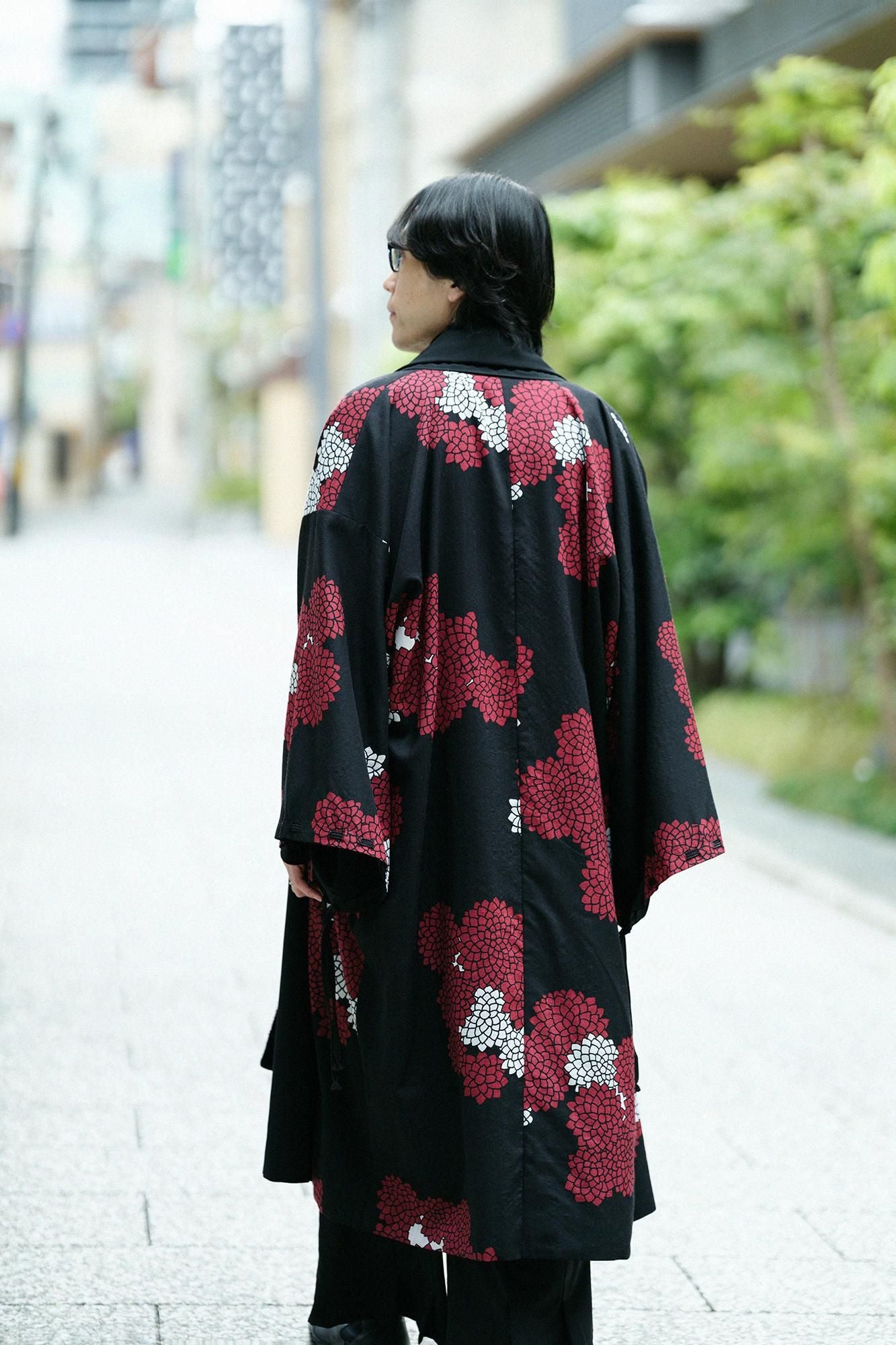 梳毛（そもう）×モスリン 宮中袖（きゅうちゅうそで） 可逆（かぎゃく）／濡羽色（ぬればいろ）×雲間（くもま）に菊2