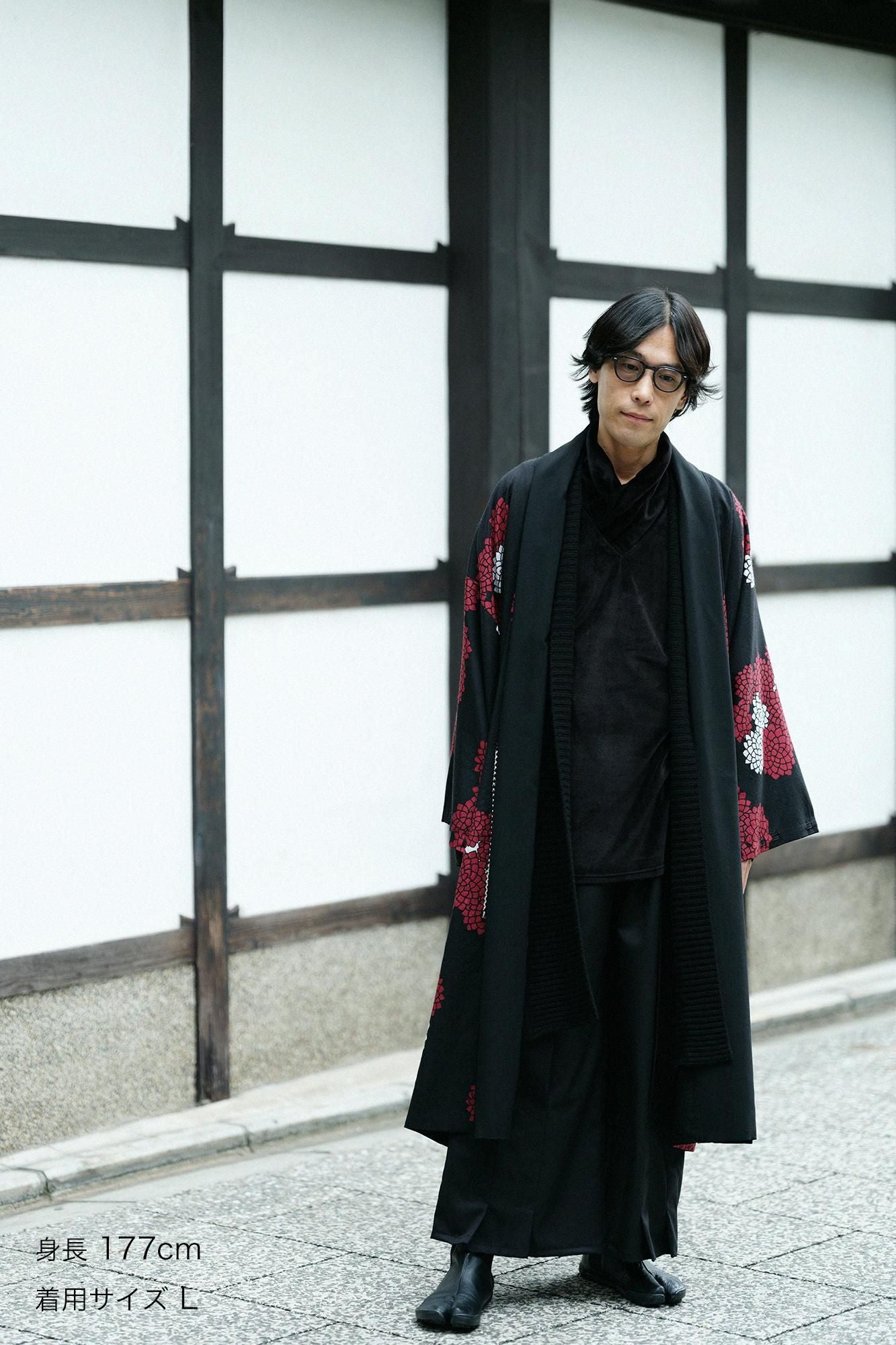 梳毛（そもう）×モスリン 宮中袖（きゅうちゅうそで） 可逆（かぎゃく）／濡羽色（ぬればいろ）×雲間（くもま）に菊2