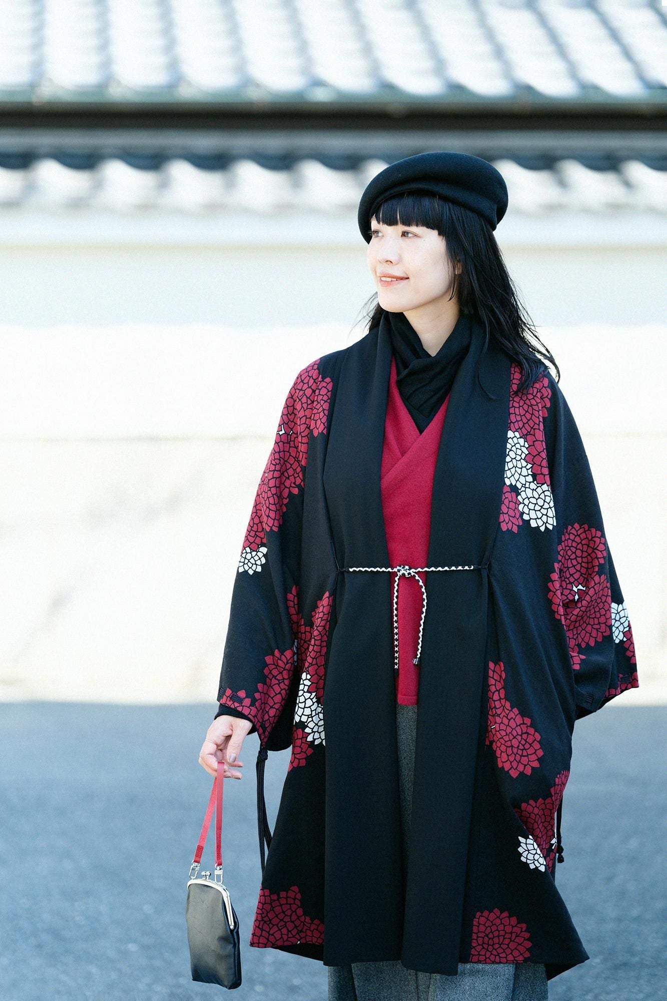 梳毛（そもう）×モスリン 宮中袖（きゅうちゅうそで） 可逆（かぎゃく）／濡羽色（ぬればいろ）×雲間（くもま）に菊2