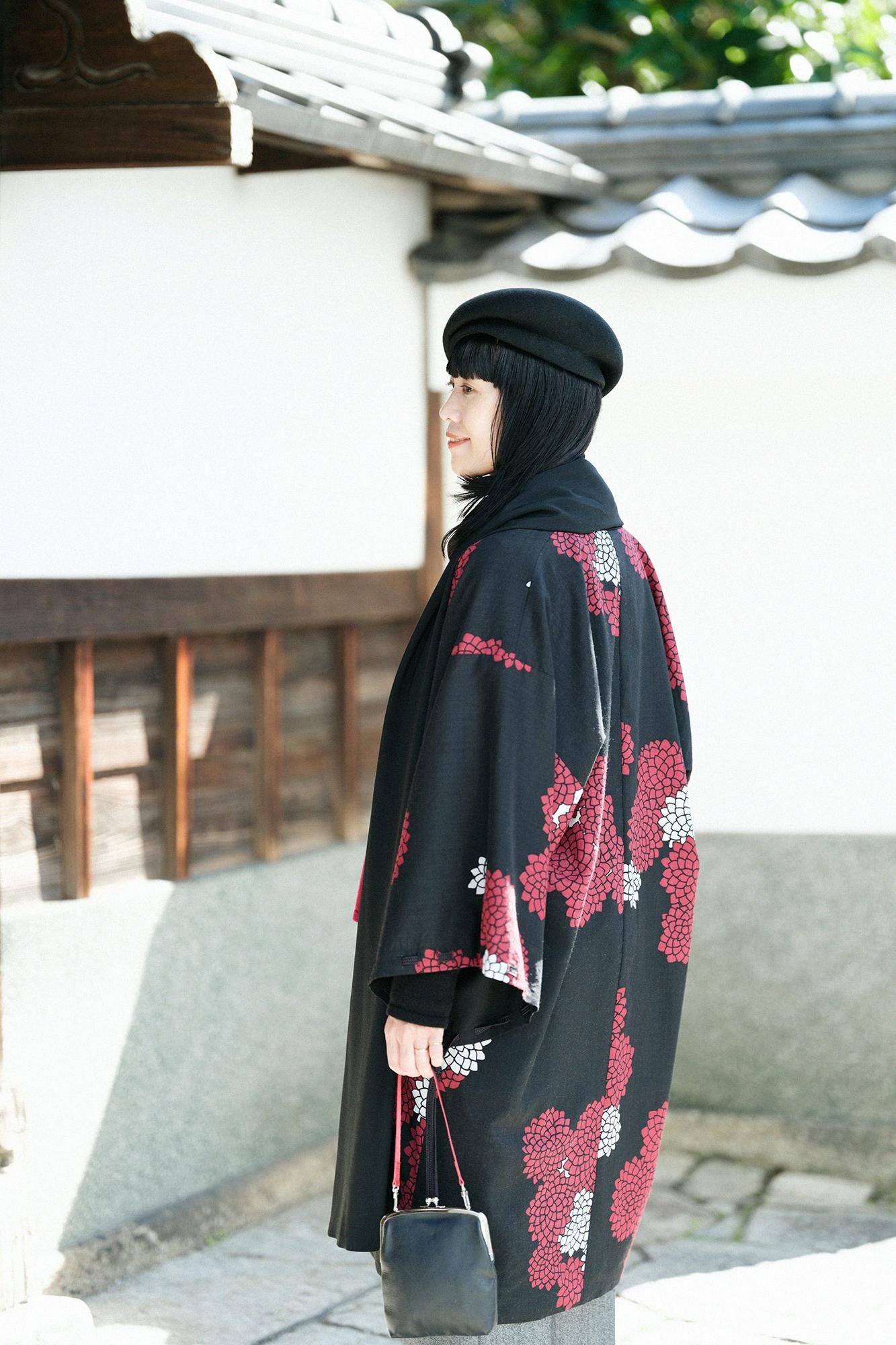 梳毛（そもう）×モスリン 宮中袖（きゅうちゅうそで） 可逆（かぎゃく）／濡羽色（ぬればいろ）×雲間（くもま）に菊2