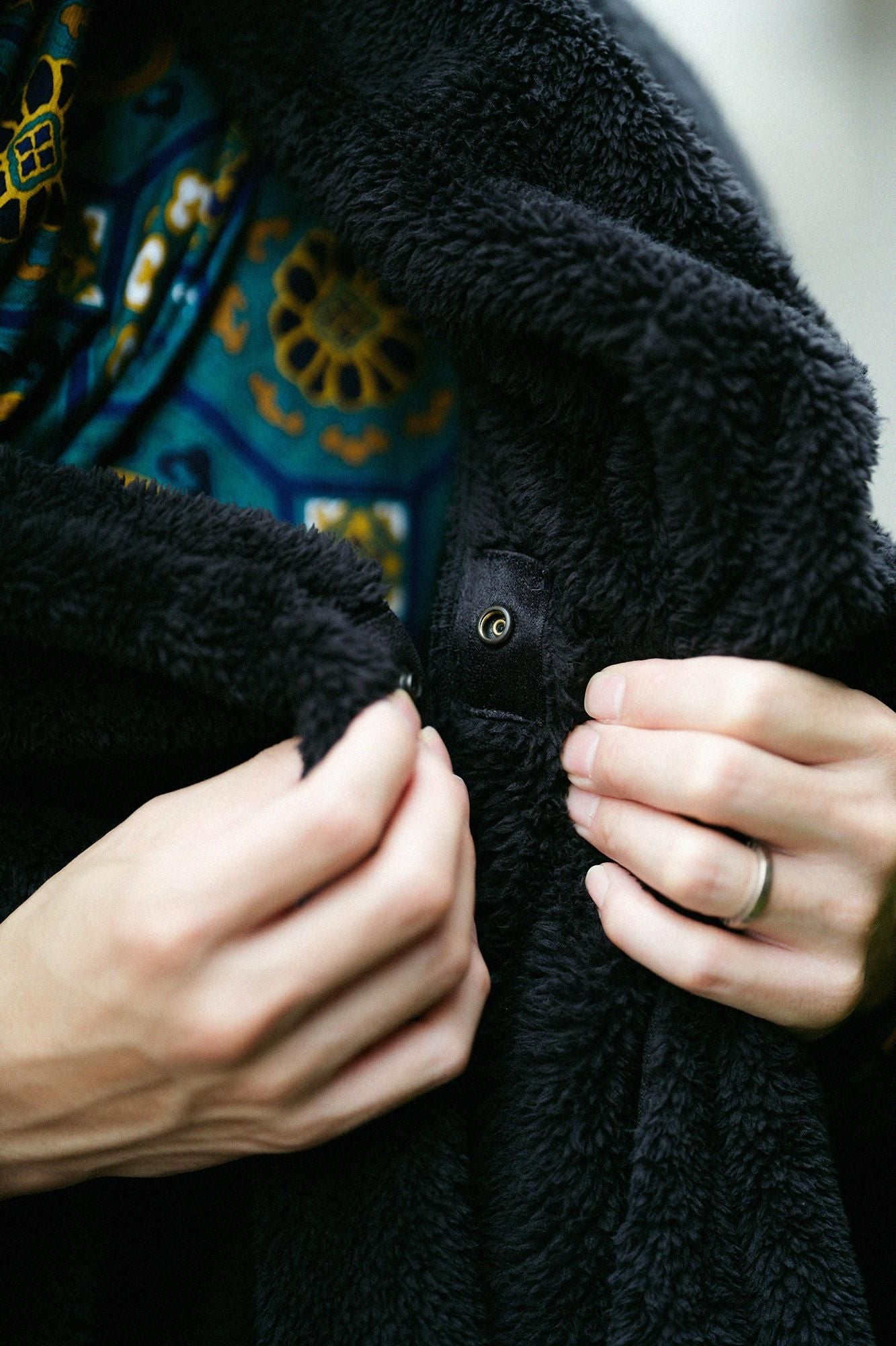 仿毛頭巾外套 單層／黑色