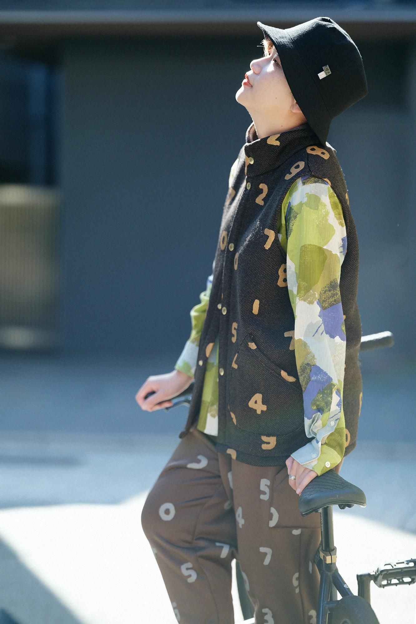 裏起毛ツイルニット ベスト／SO-SU-U 憲法色（けんぽういろ）