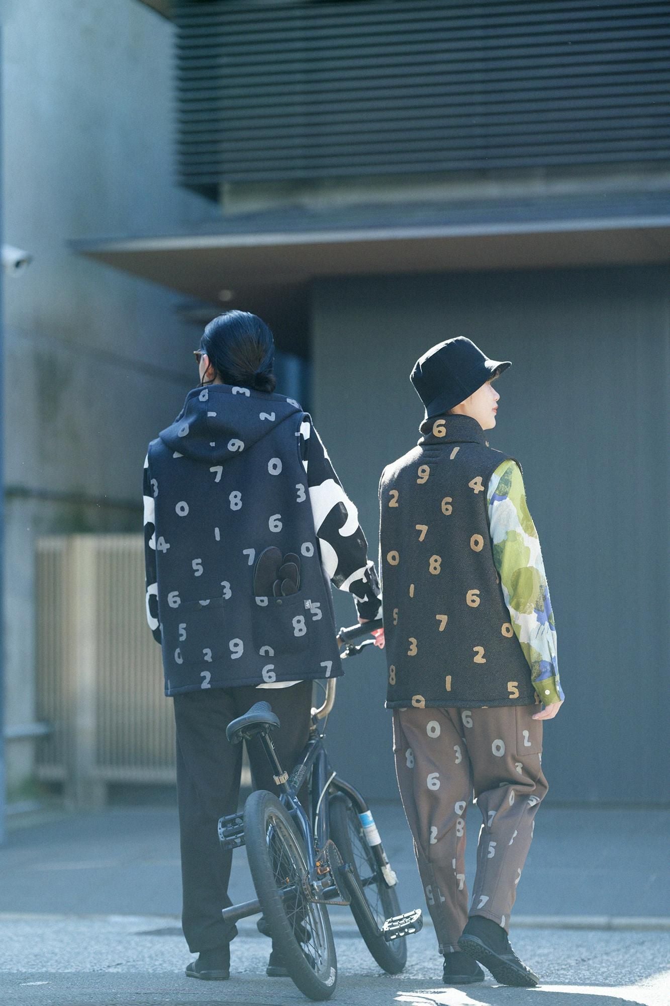 裏起毛ツイルニット ベスト／SO-SU-U 憲法色（けんぽういろ）