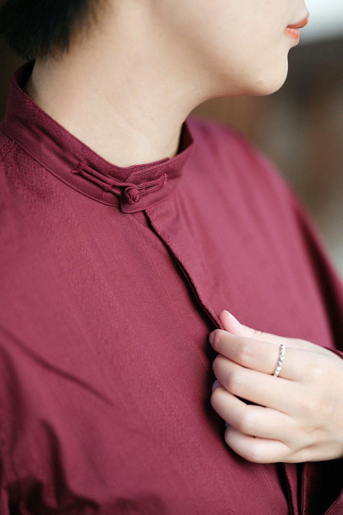 【net限定】舶来間道（はくらいかんとう） 円領長襯衣（えんりょうながしんい）／柘榴色（ざくろいろ）