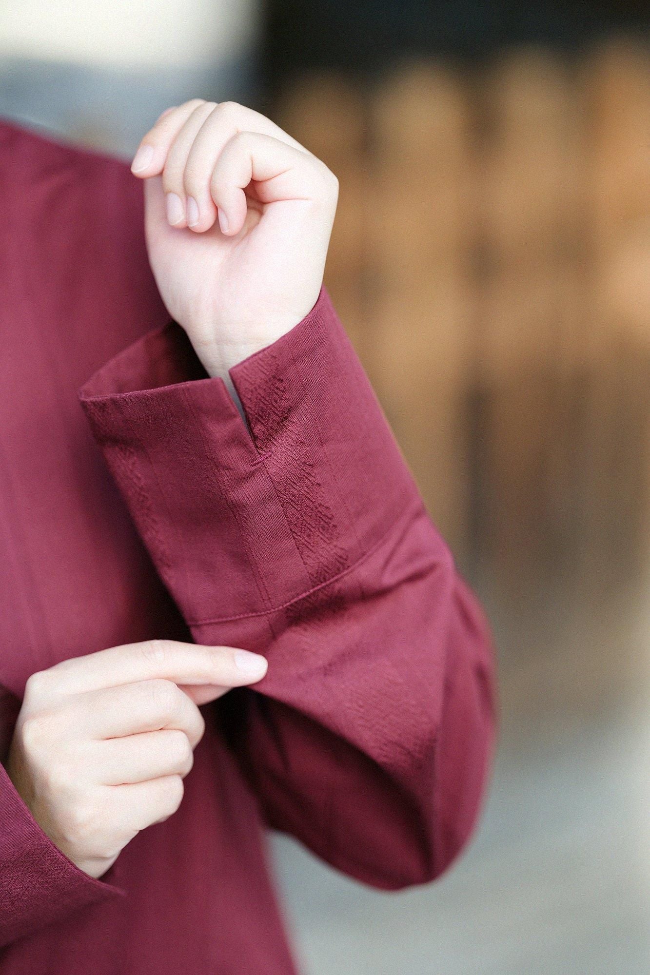 【net限定】舶来間道（はくらいかんとう） 円領長襯衣（えんりょうながしんい）／柘榴色（ざくろいろ）