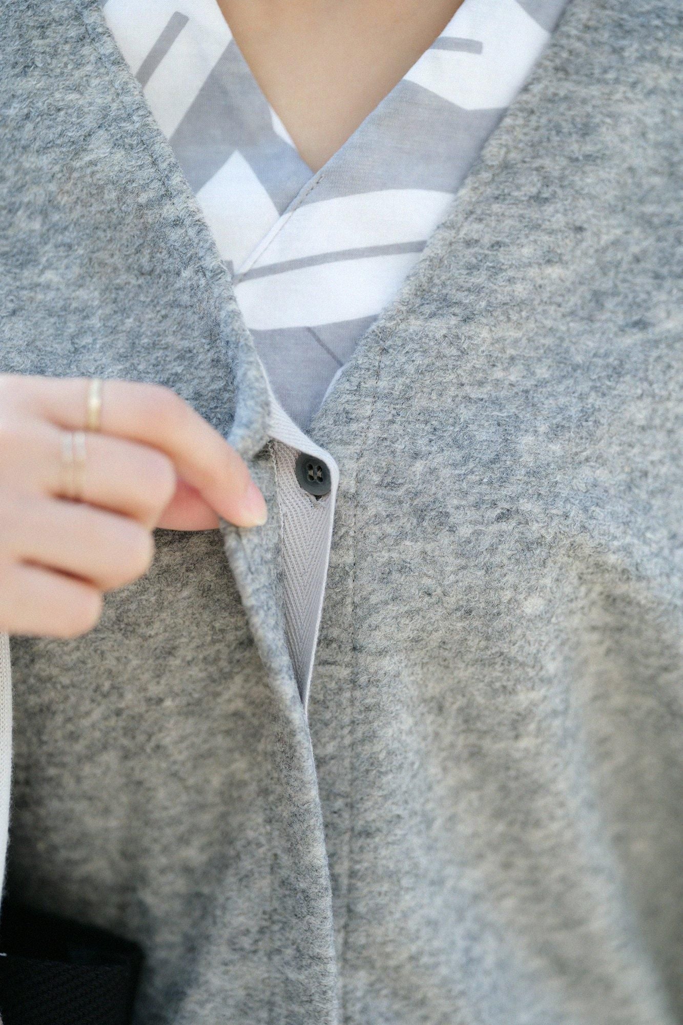 スライバーボンディングニット Vネック ライトチュニックコート／杢灰（もくはい）