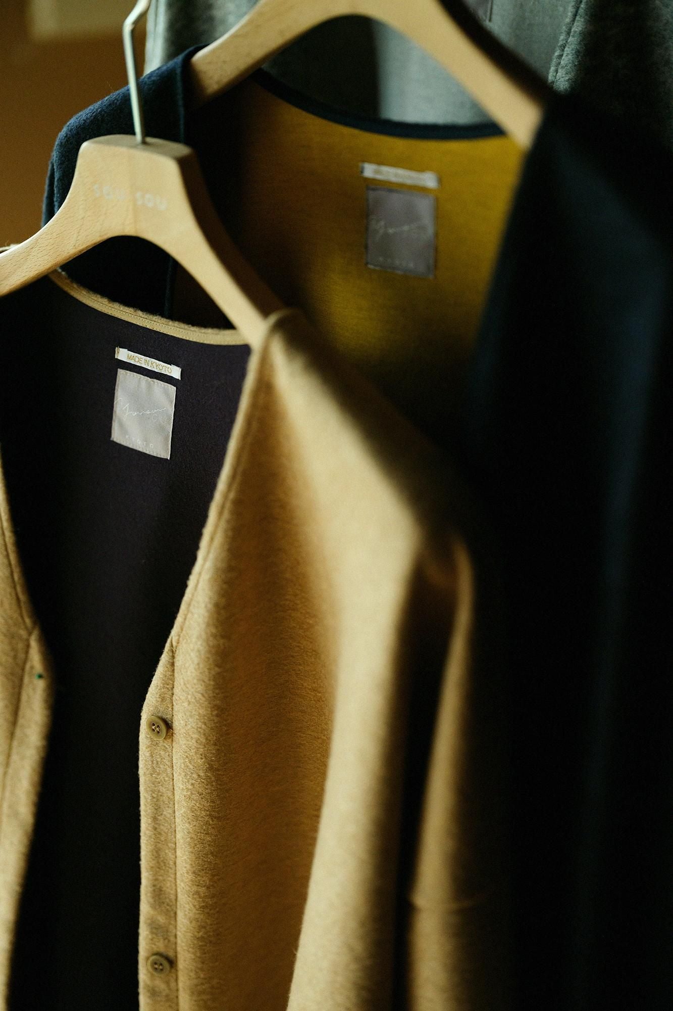 スライバーボンディングニット Vネック ライトチュニックコート／麦藁色（むぎわらいろ）