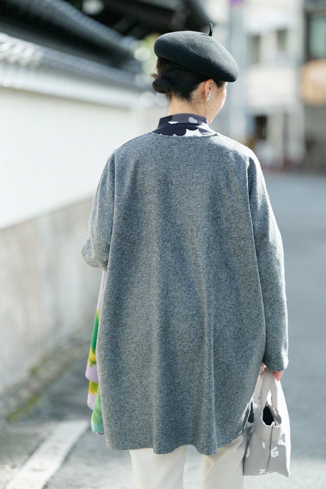 スライバーボンディングニット Vネック ライトチュニックコート／濃灰（こいはい）