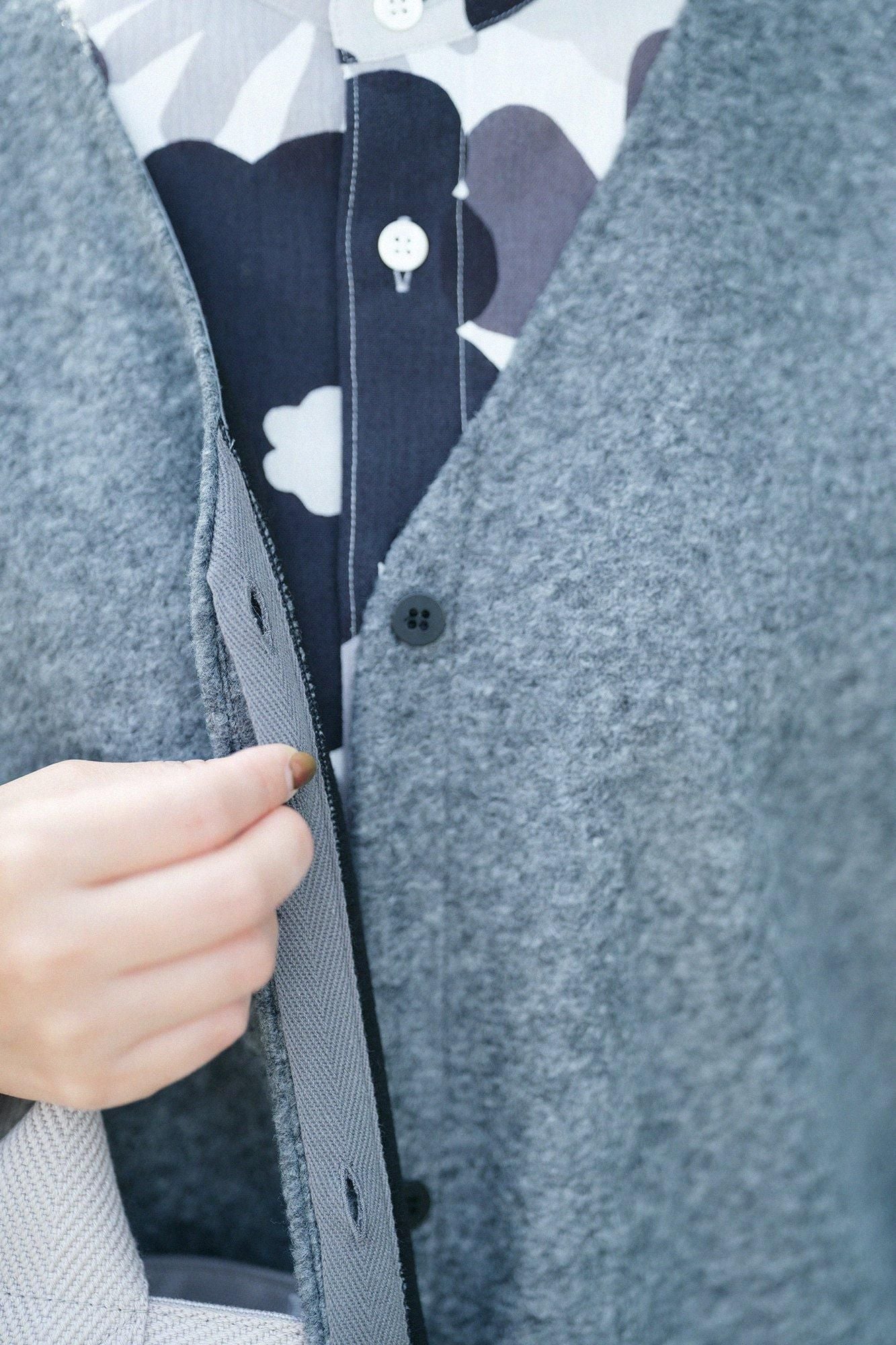 スライバーボンディングニット Vネック ライトチュニックコート／濃灰（こいはい）